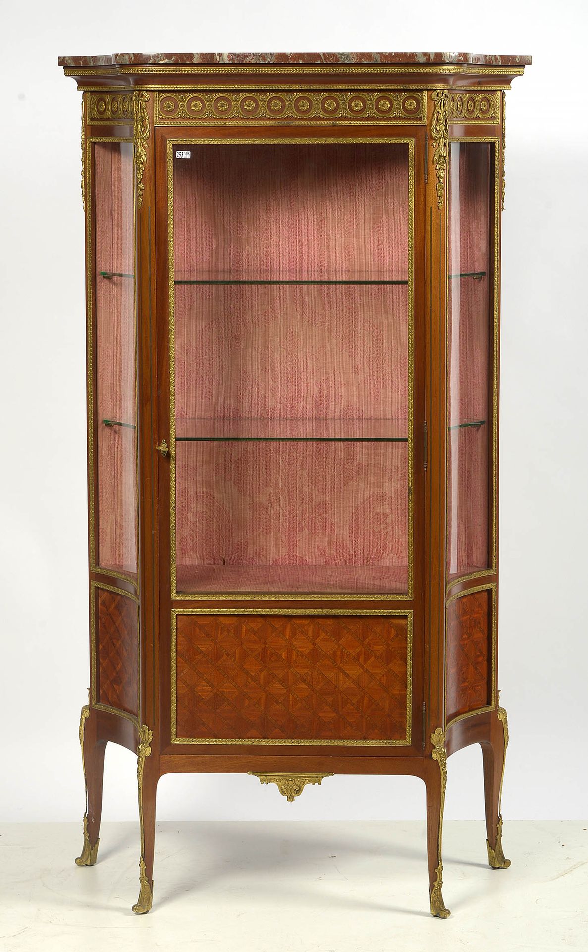 Null 一个小型的过渡时期风格的桃花心木贴面和镶嵌的 "Croisillons "展示柜，开有玻璃门，上面有一个红色脉络的大理石架。鎏金铜的装饰物。巴黎的工作&hellip;