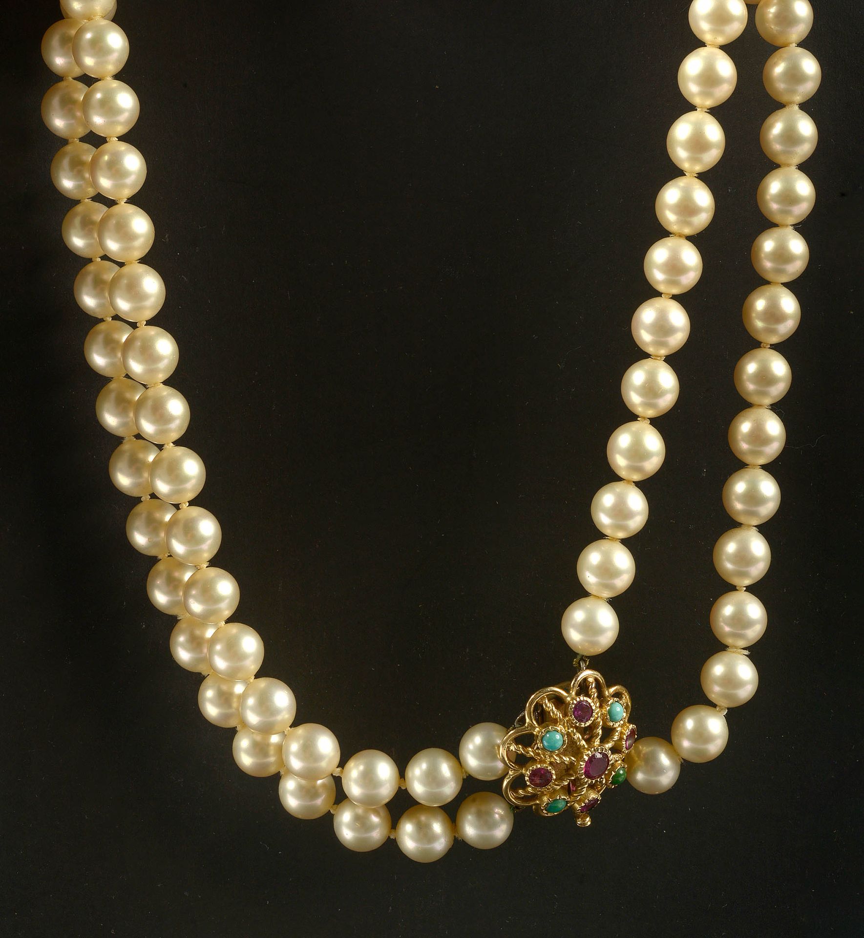 Null 2排养殖珍珠的项链，其18K黄金的扣子上镶嵌着绿松石和尖晶石。长：+/-88厘米。总重量：+/-91.6grs。