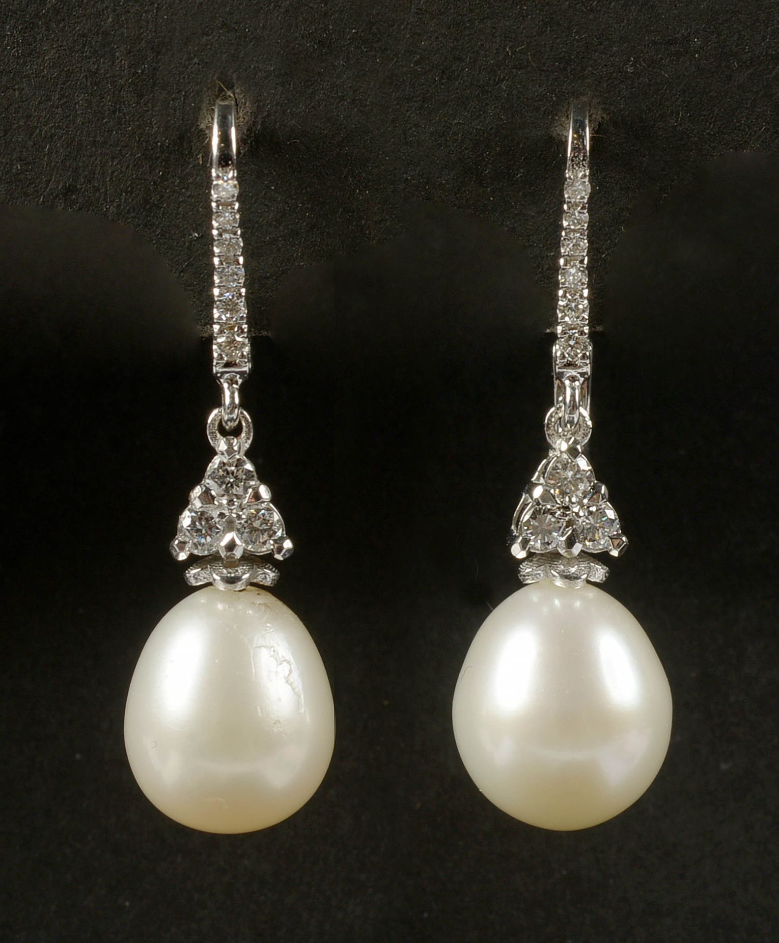 Null Paire de boucles d'oreilles en or blanc 18 carats serties de diamants taill&hellip;