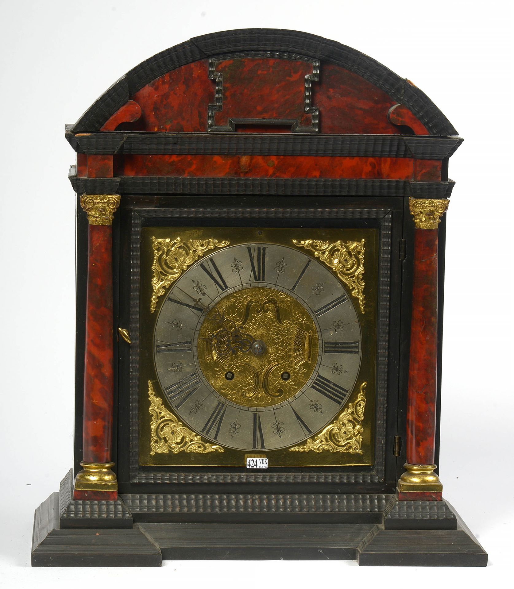 Null 宗教 "时钟，采用发黑的木头和红色玳瑁贴面，正面为 "Colonnades"。雕刻的黄铜和锡制表盘。鎏金铜的装饰物。年代：18世纪。钢丝运动。(一个小&hellip;