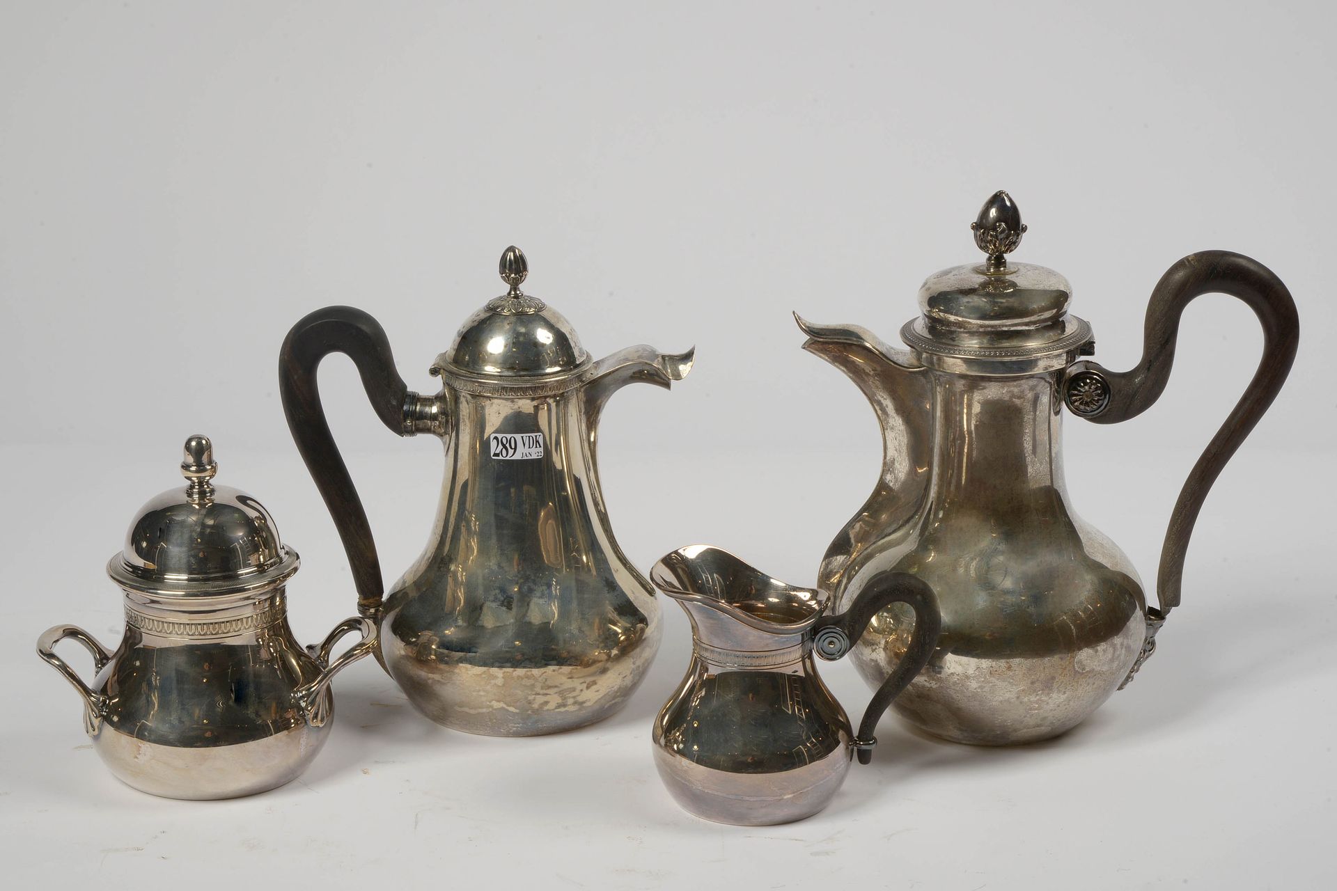 Null 一套四件，包括：两个银质马拉布咖啡壶833/1000，带有比利时Mons（1815 - 1832）和（1832 - 1869）的印记。金匠德菲索-欧内&hellip;