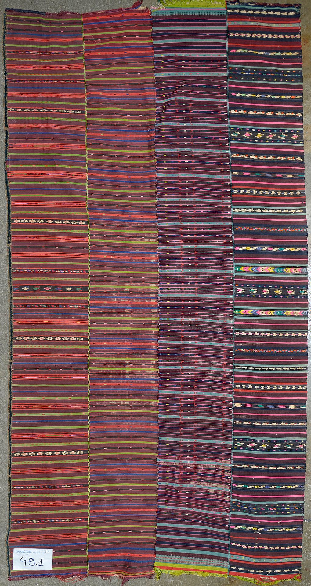 Null 手工制作的羊毛基里姆地毯，有四条组装的带子，上面有红色、蓝色、黑色、酒红色、粉红色、绿色等的横向几何装饰。高加索人的工作。年代：20世纪初。尺寸：+/&hellip;