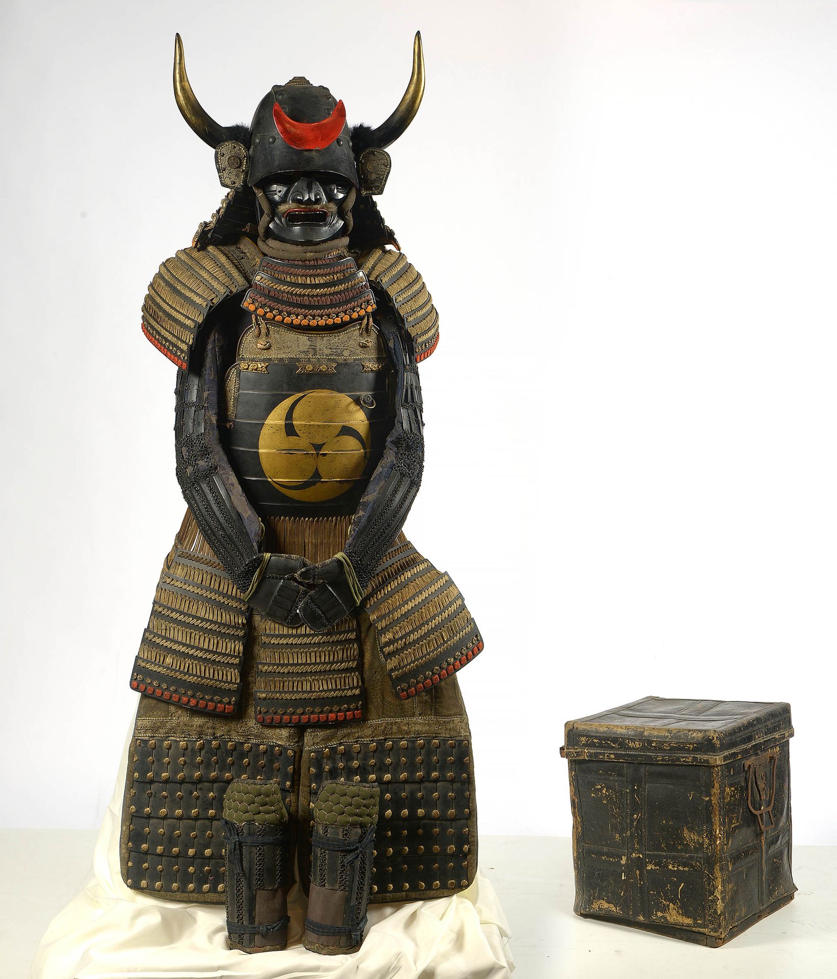 Null 冲绳尼迈道的 "铁乌石-努里"_x000D_武士盔甲，全套。

Dô okegawa "盔甲是由水平排列的铁片通过铆钉和系带组装而成，整体上漆，并配有&hellip;