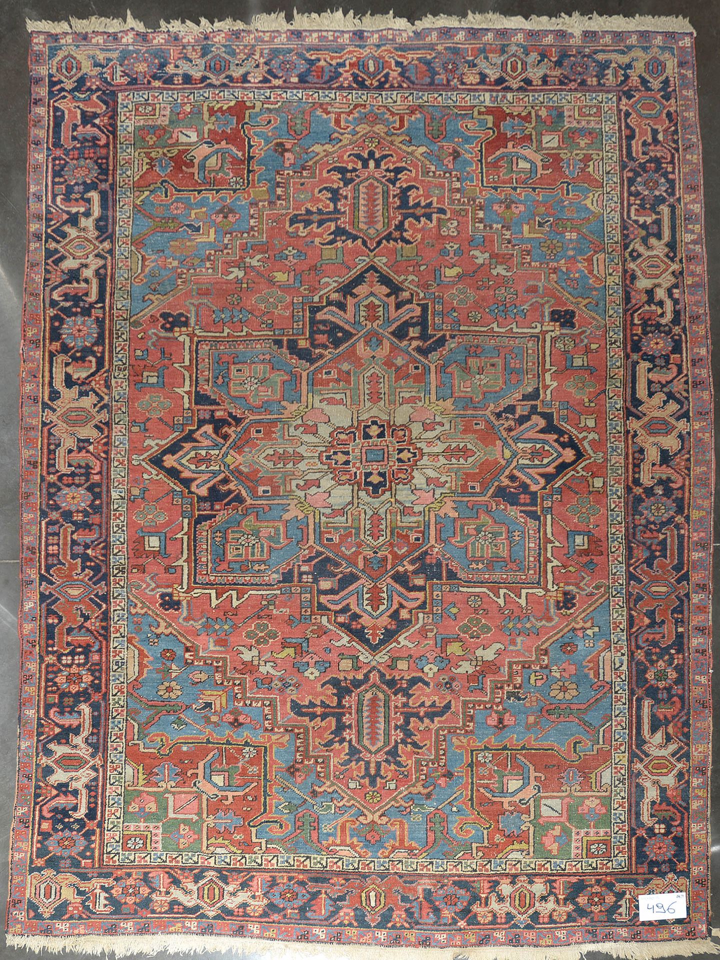 Null 手工制作的大型羊毛Heriz地毯，在相同颜色的几何背景上装饰有白色、红色、蓝色、绿色等中央几何图案。波斯人的工作。尺寸：+/-296x116cm。