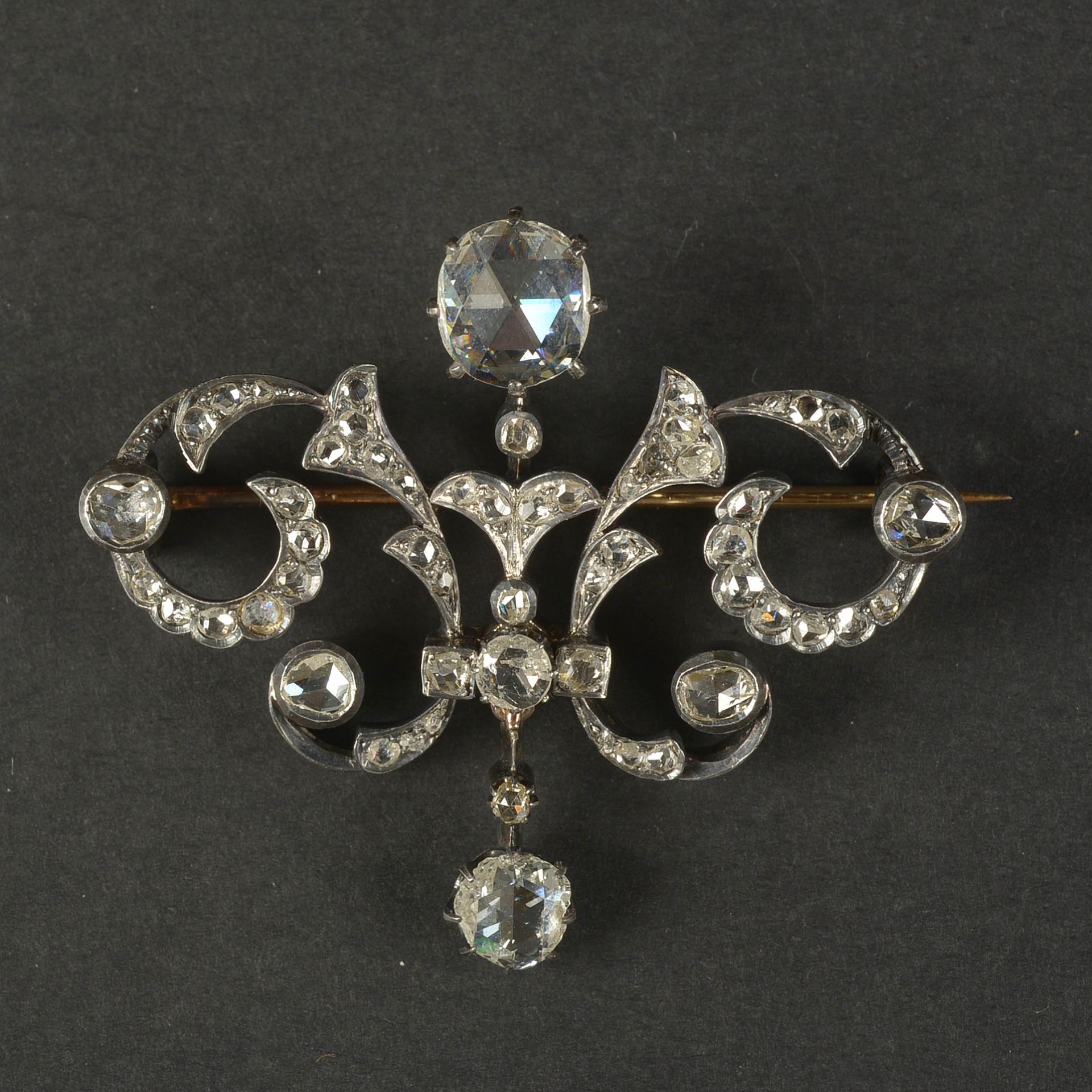 Null 美丽的18K黄金和银质胸针，镶嵌玫瑰切割钻石，包括一颗+/-9x8毫米的玫瑰切割钻石。年代：19世纪。尺寸：+/-4.2x4.7厘米。总重量：+/-1&hellip;