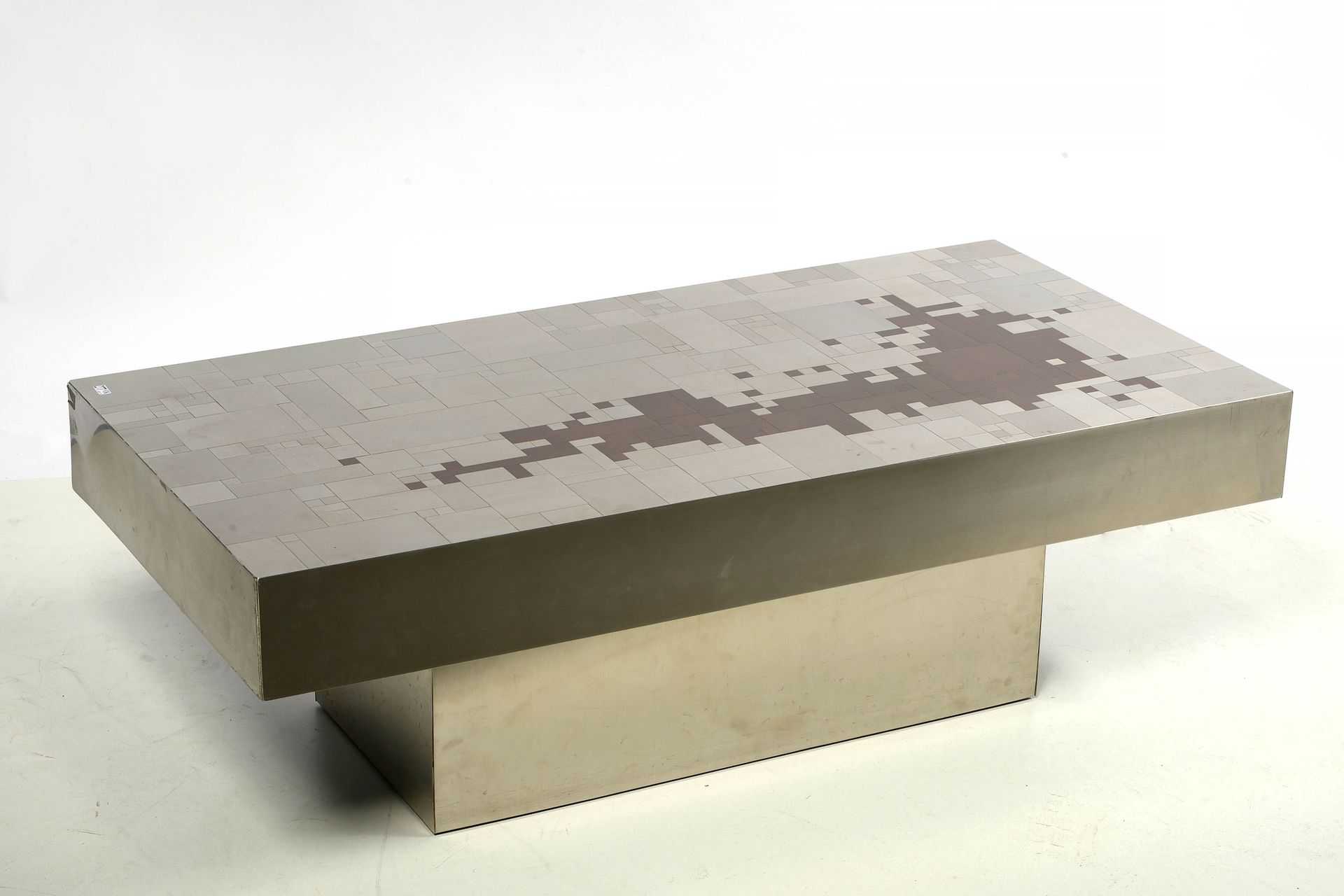 DRESSE Jean-Claude (1946) 长方形铝制咖啡桌，带有几何图案的架子。签名为Dresse的软文。比利时的学校。时间：约1970年。Dim.:&hellip;