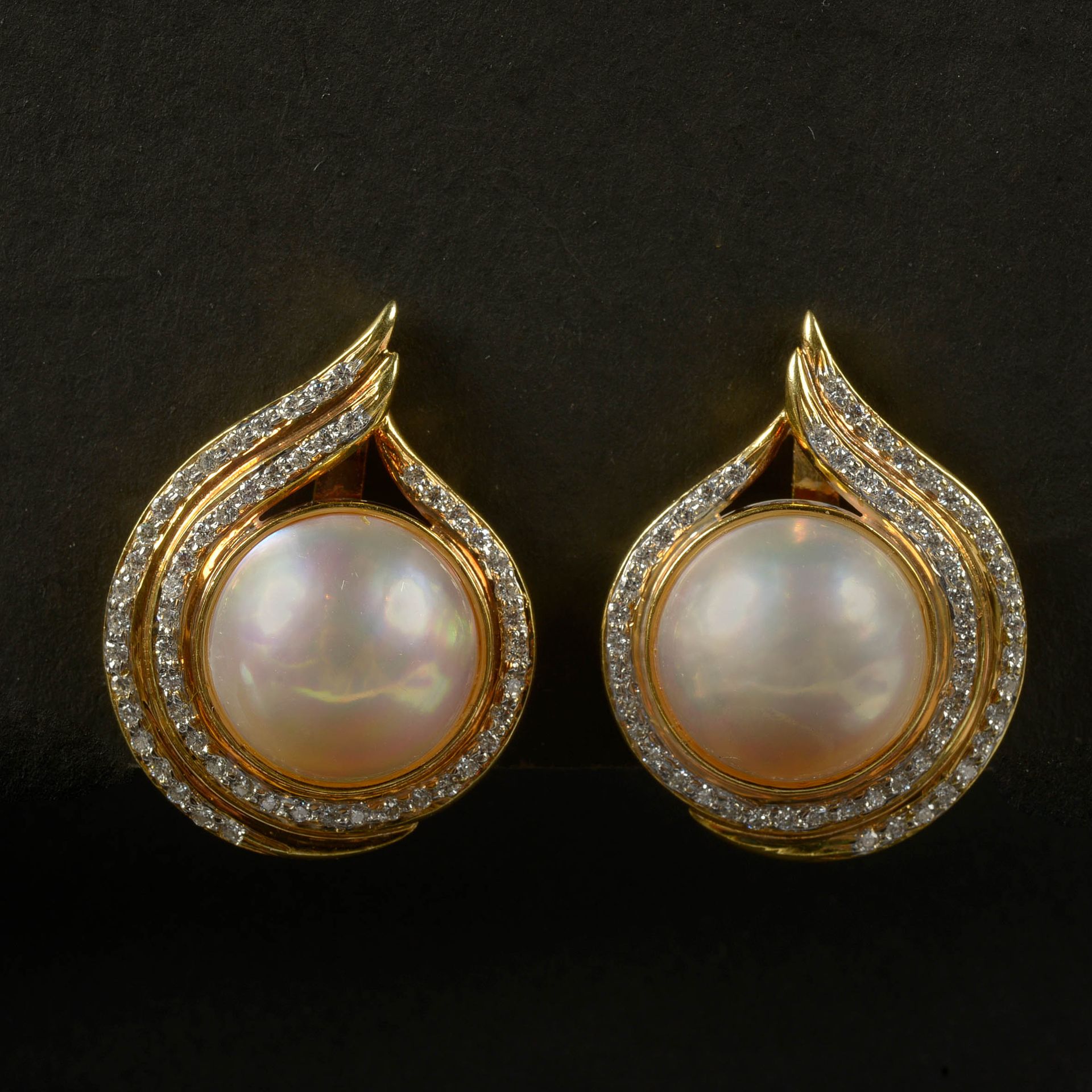 Null Coppia di orecchini in oro giallo 18 carati con perle Mabé e diamanti tagli&hellip;