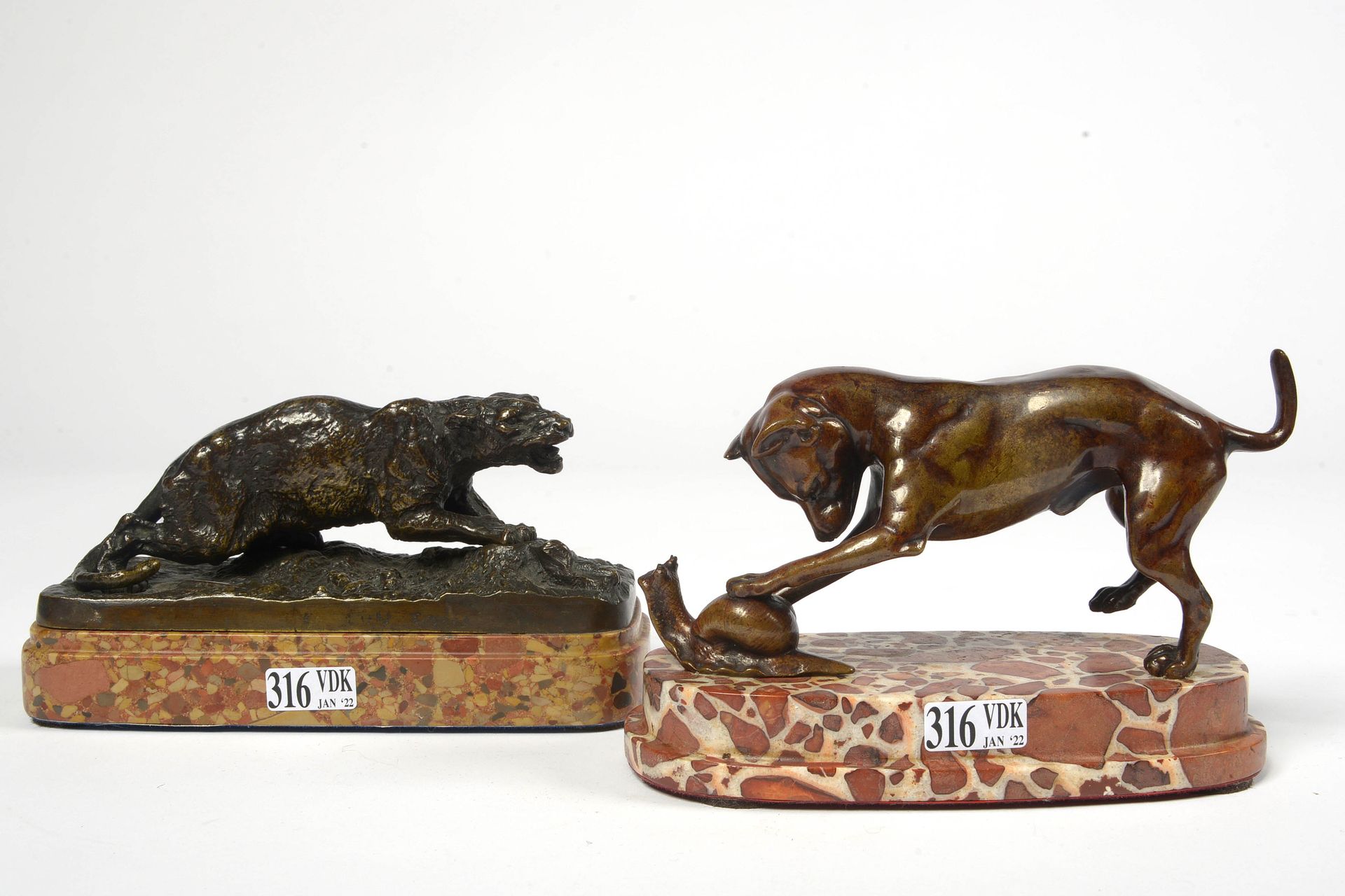 MÊNE Pierre-Jules (1810 - 1879) 一批两件雕塑："狗和蜗牛"，铜制，有棕金色的铜锈。匿名。青铜制的 "黑豹"，带有褐色的铜锈。署名&hellip;