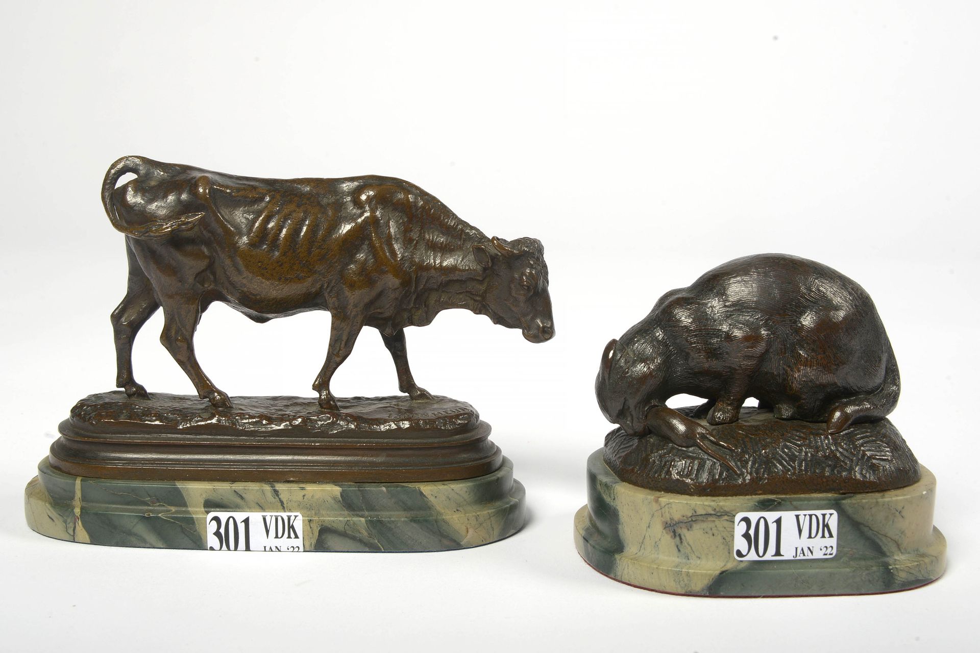 BONHEUR Isidore (1827 - 1901) 拍卖会上的两件雕塑："猫和老鼠"，铜制，有棕色的铜锈。匿名。和 "牛"。签署了I。Bonheur，并&hellip;