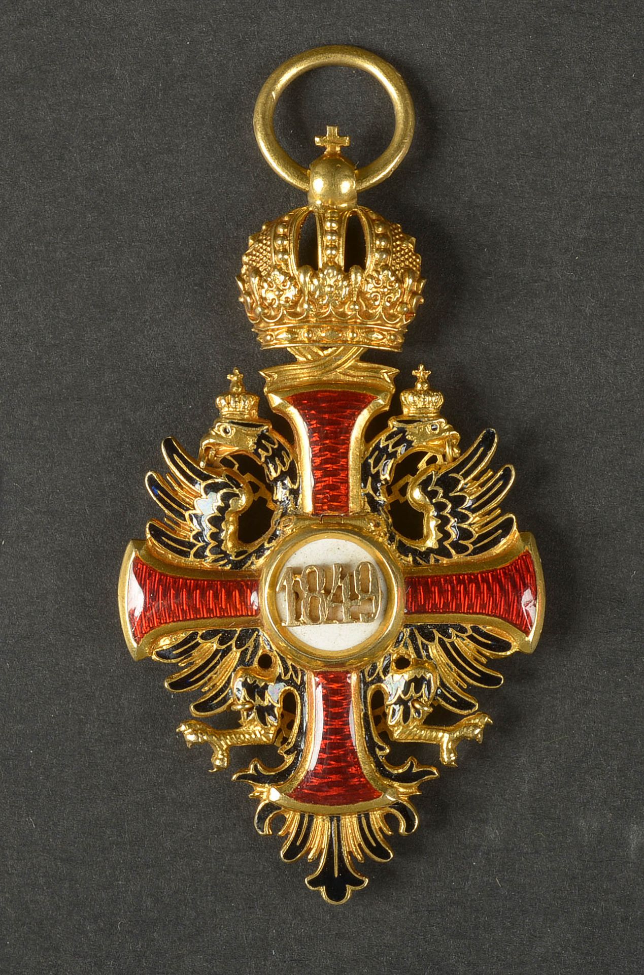 Null 一枚18克拉的 "弗朗茨-约瑟夫一世 "勋章，部分为红色和黑色的珐琅，形状为双头鹰，上面有一顶皇冠。图为F.J.，日期为1849年。(*到珐琅质)。奥&hellip;