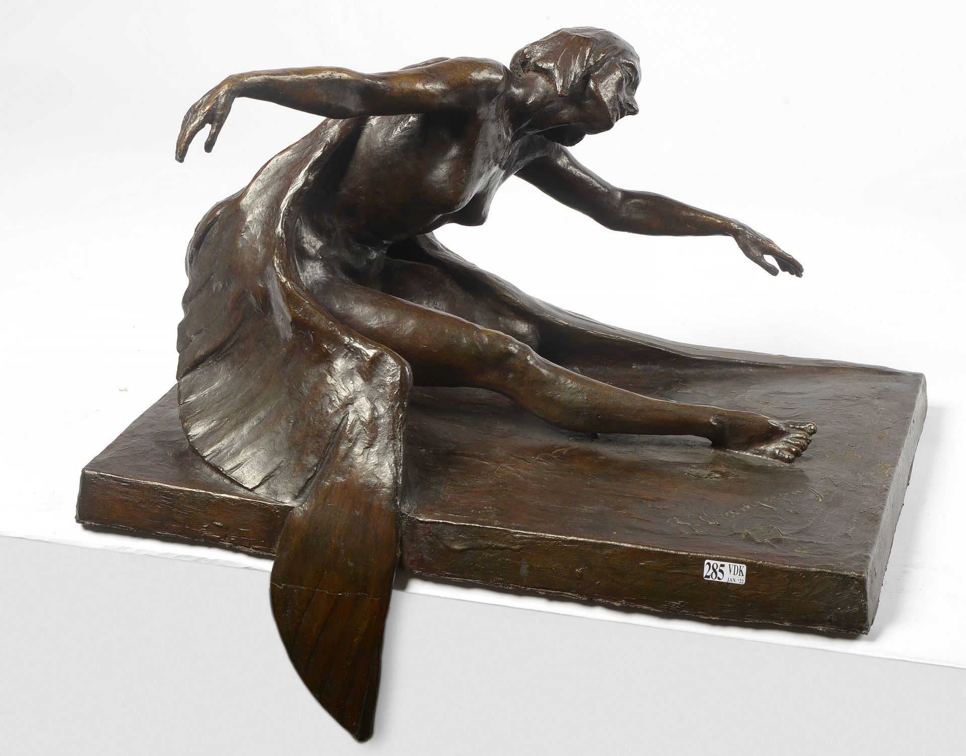 VON VRANYCZANY Renée Baronin (1879 - 1958) "《天鹅之死》中的舞者安娜-帕夫洛娃"，青铜材质，有褐色铜锈。在露台上签名&hellip;