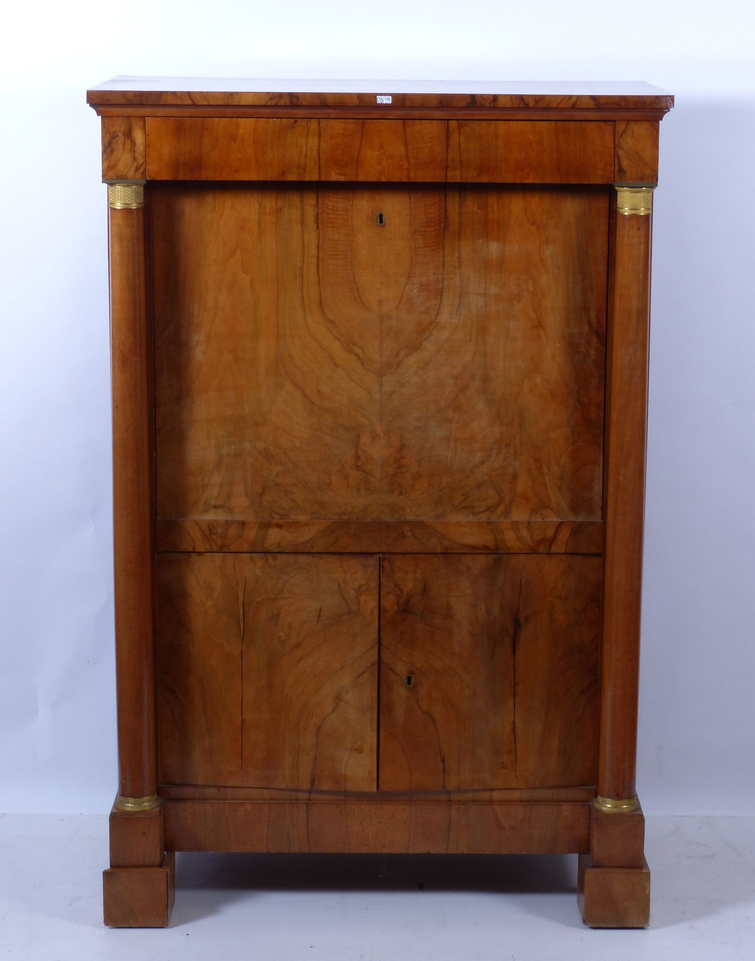 Null 一张胡桃木饰面的帝国风格的直桌，带翻盖。尺寸：103x52x156厘米。