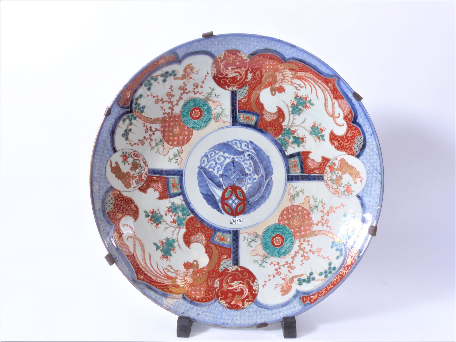 Null Gran plato de porcelana policromada Imari con decoración floral. El trabajo&hellip;