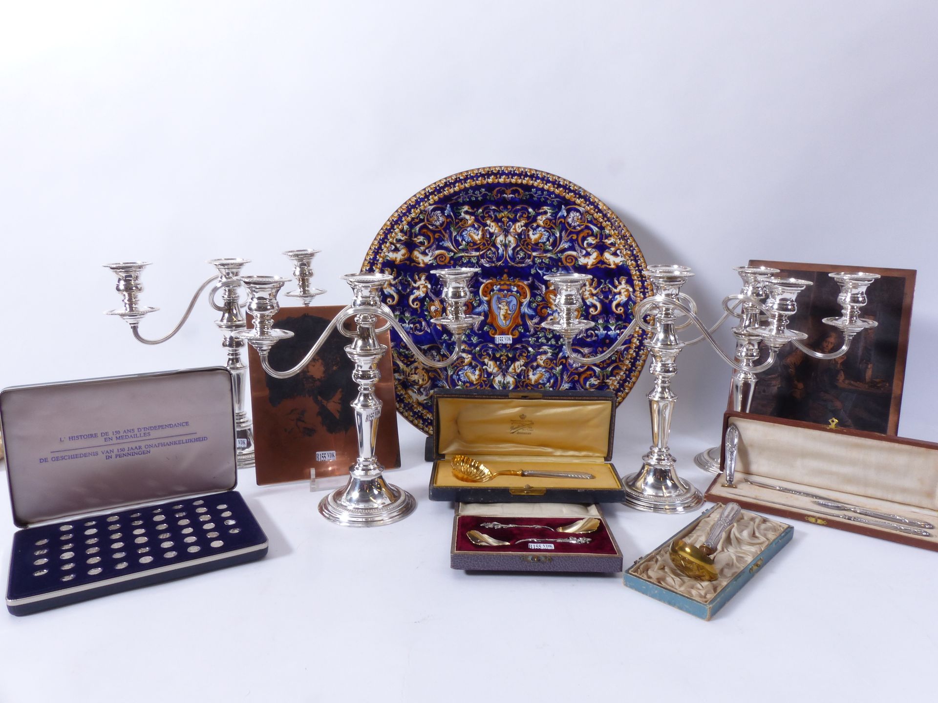 Null 一件杂项拍品，包括一个吉恩盘，4个镀银烛台，4个银质或金属餐具盒，一盒50枚银质 "独立150年历史 "奖章和2个铜质刻板。