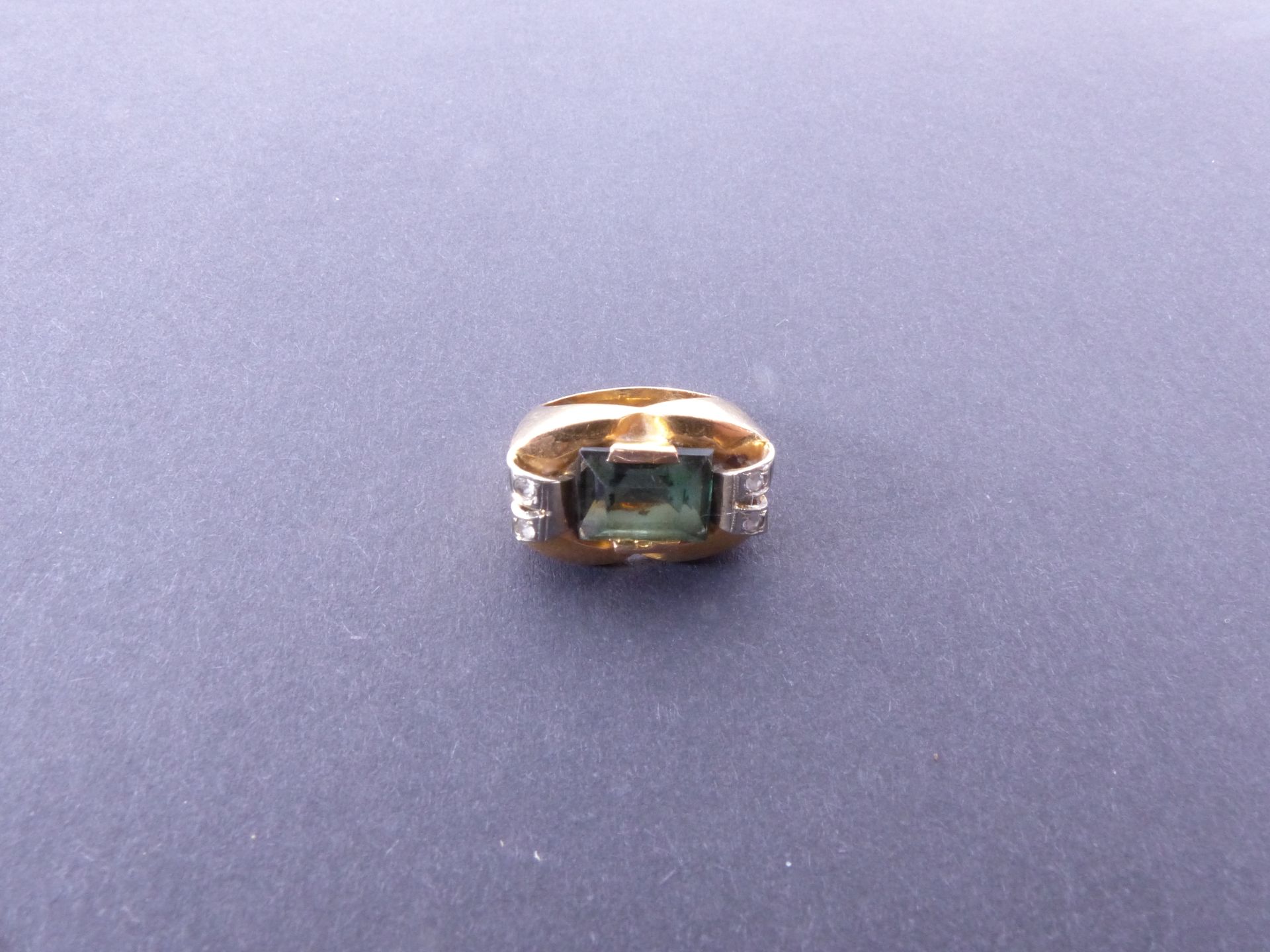 Null 镶嵌有绿色石英的黄金戒指（？）总重量：+/-6.1gr。