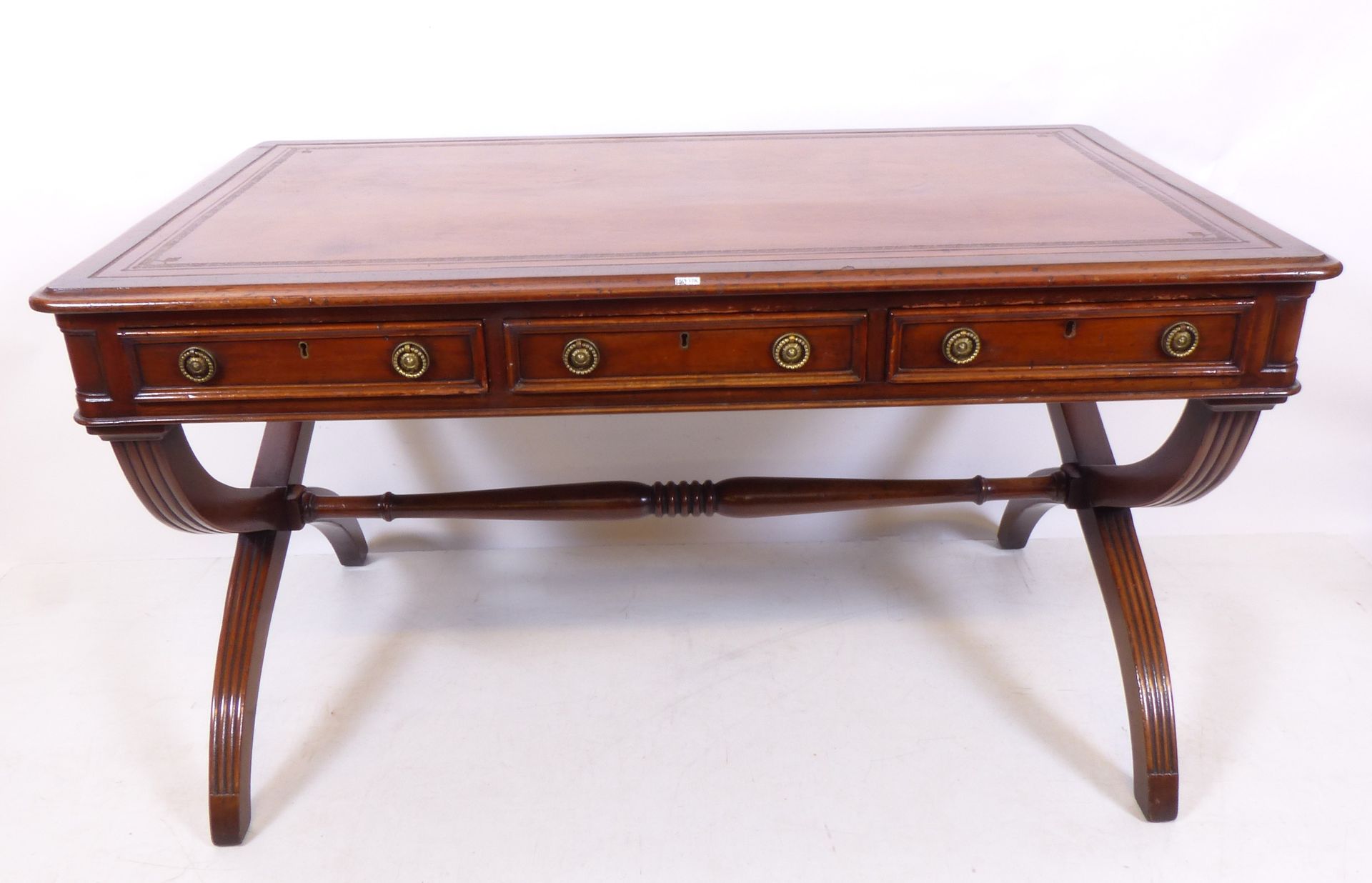 Null 英国桃花心木办公桌开有三个抽屉。尺寸：138x83x77厘米。