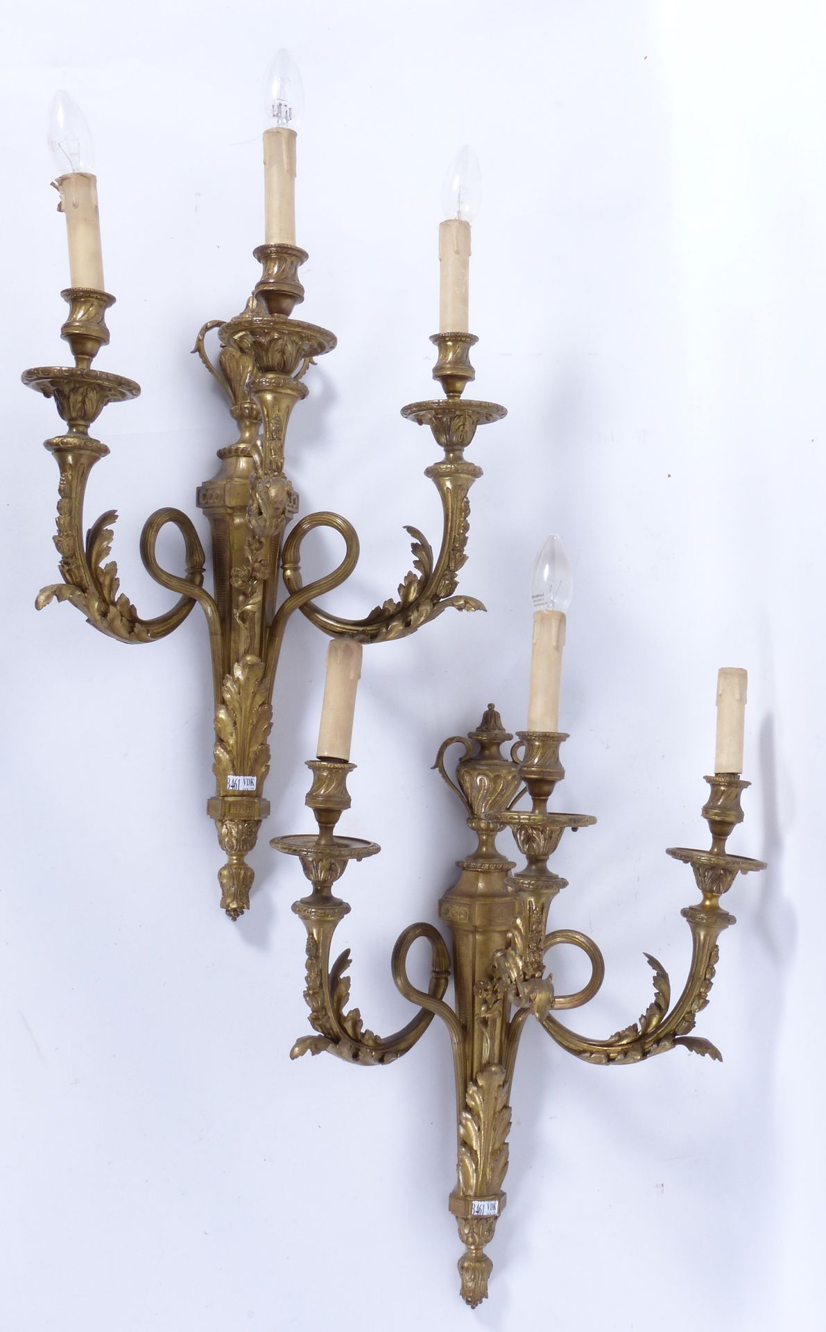 Null Ein Paar große Wandleuchten mit drei Lichtarmen im Stil Louis XVI aus Bronz&hellip;