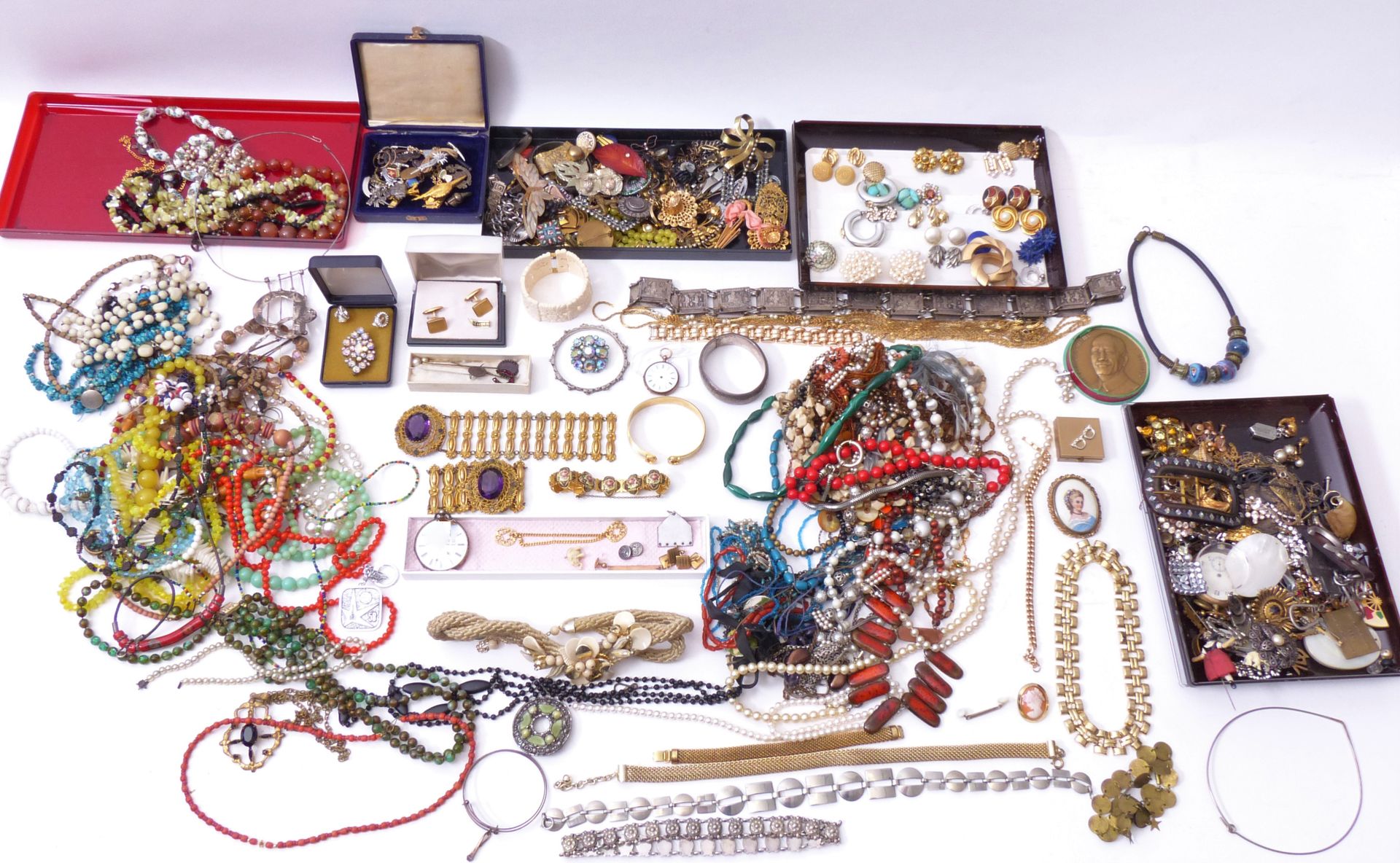 Null 一大批银质、珊瑚、硬宝石的服装珠宝和一只镀金的手镯手表。
