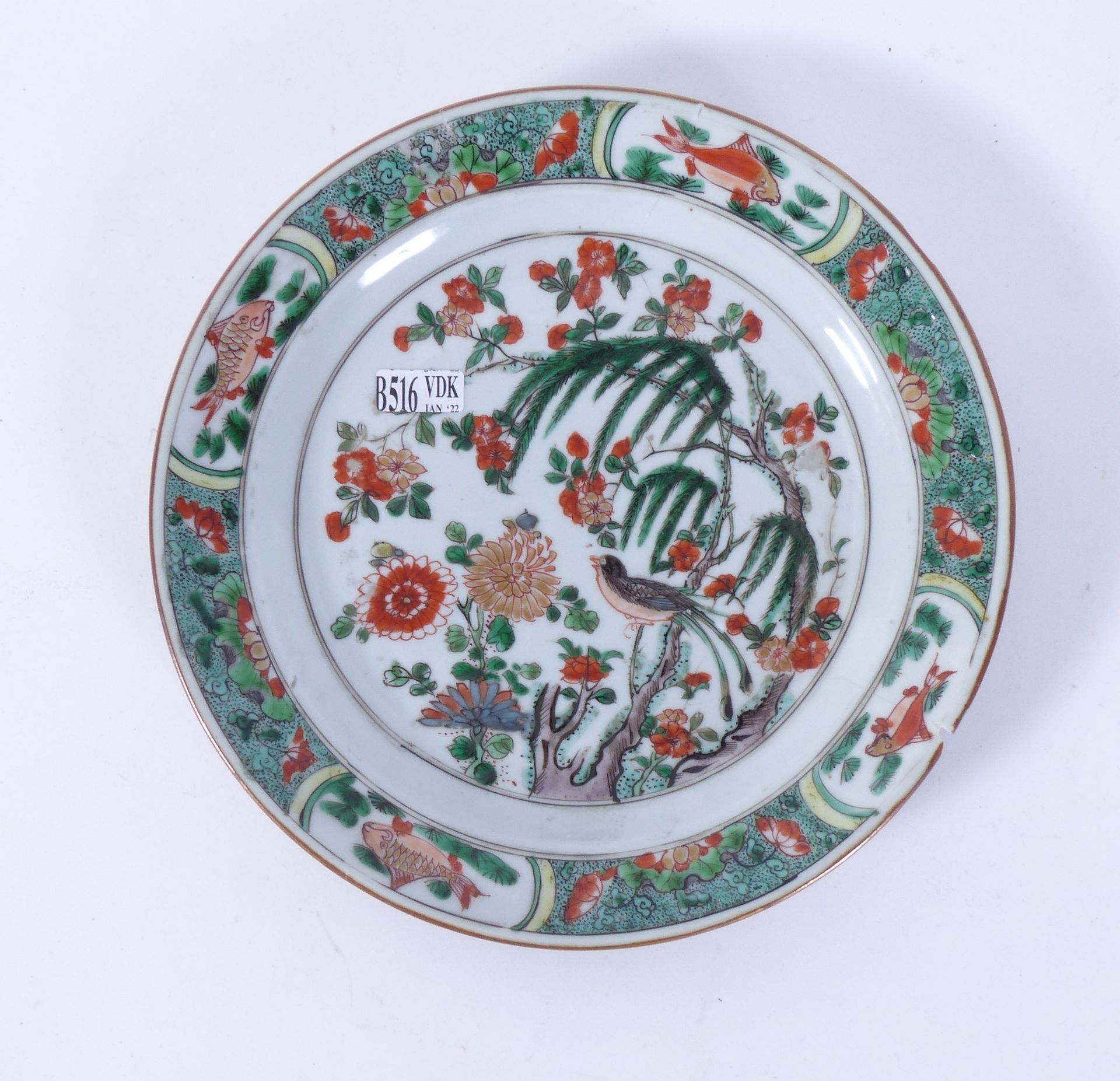 Null 一个名为 "Famille verte "的中国多色瓷盘，装饰有 "花枝上的鸟"。年代：17世纪末，康熙时期。(*).直径：+/-23,5厘米。