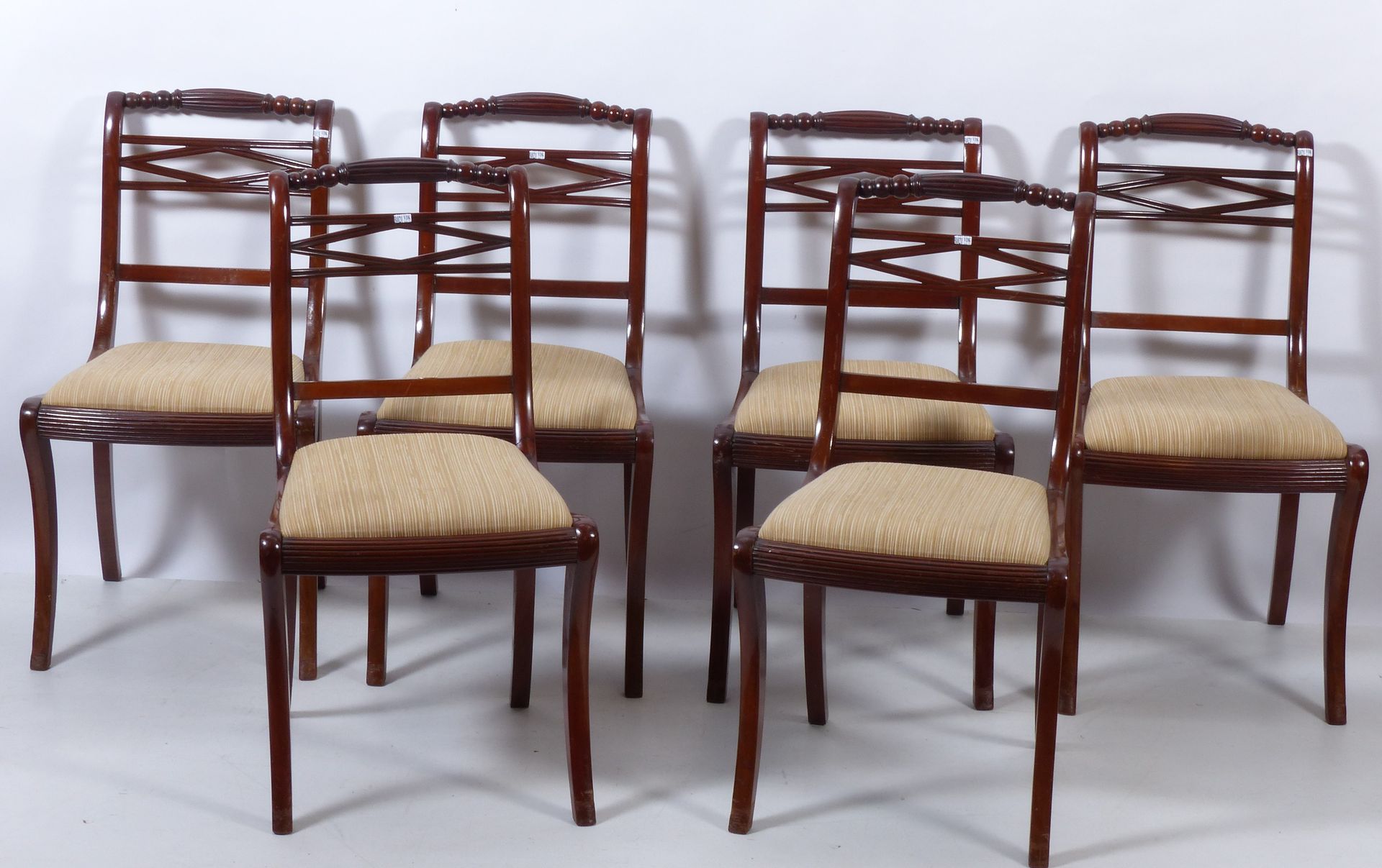 Null Eine Reihe von 6 Stühlen aus Mahagoni. Englische Arbeit. Epoche: 19.