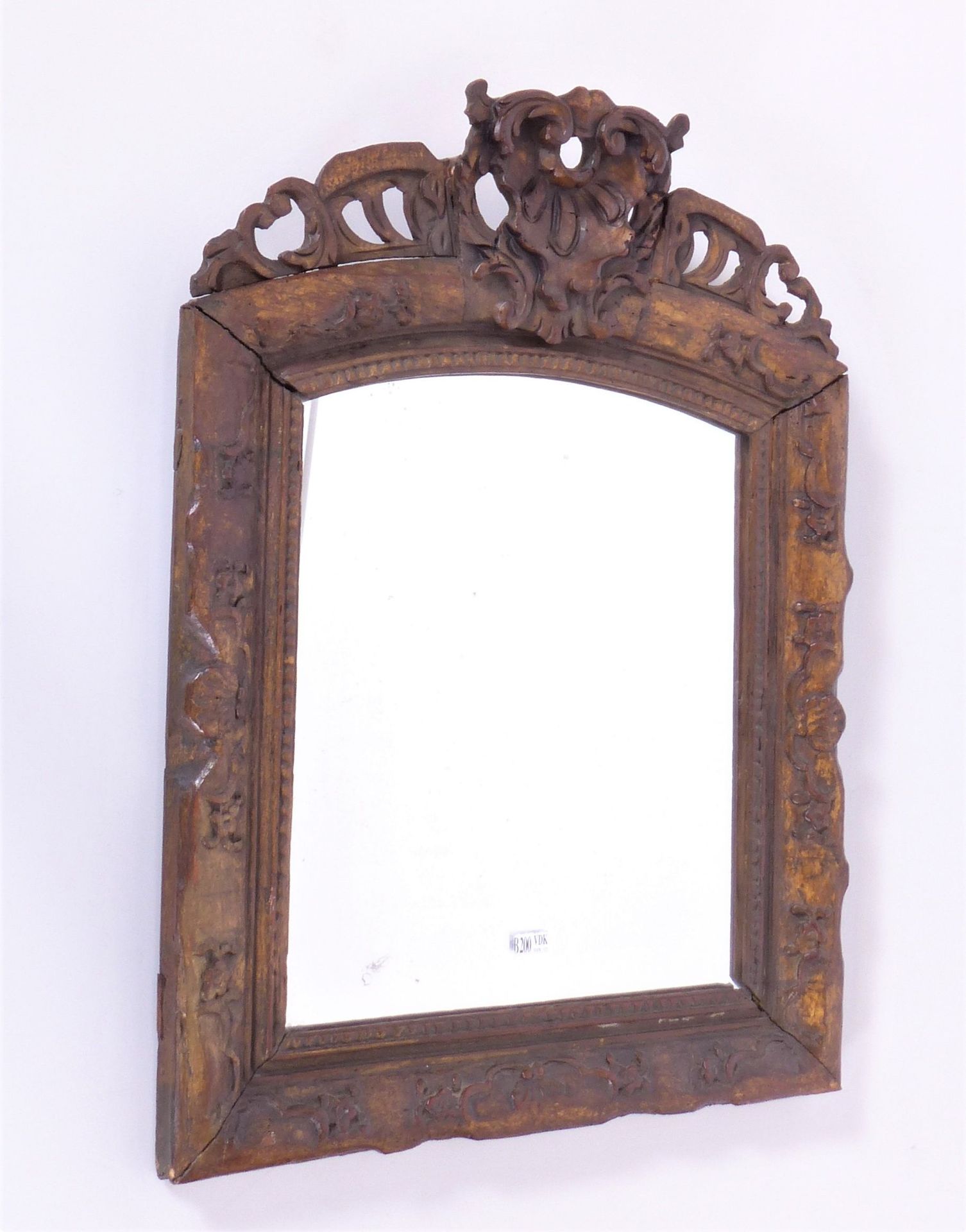 Null Pequeño espejo de madera tallada de estilo Regencia. Periodo: Siglo XVIII. &hellip;
