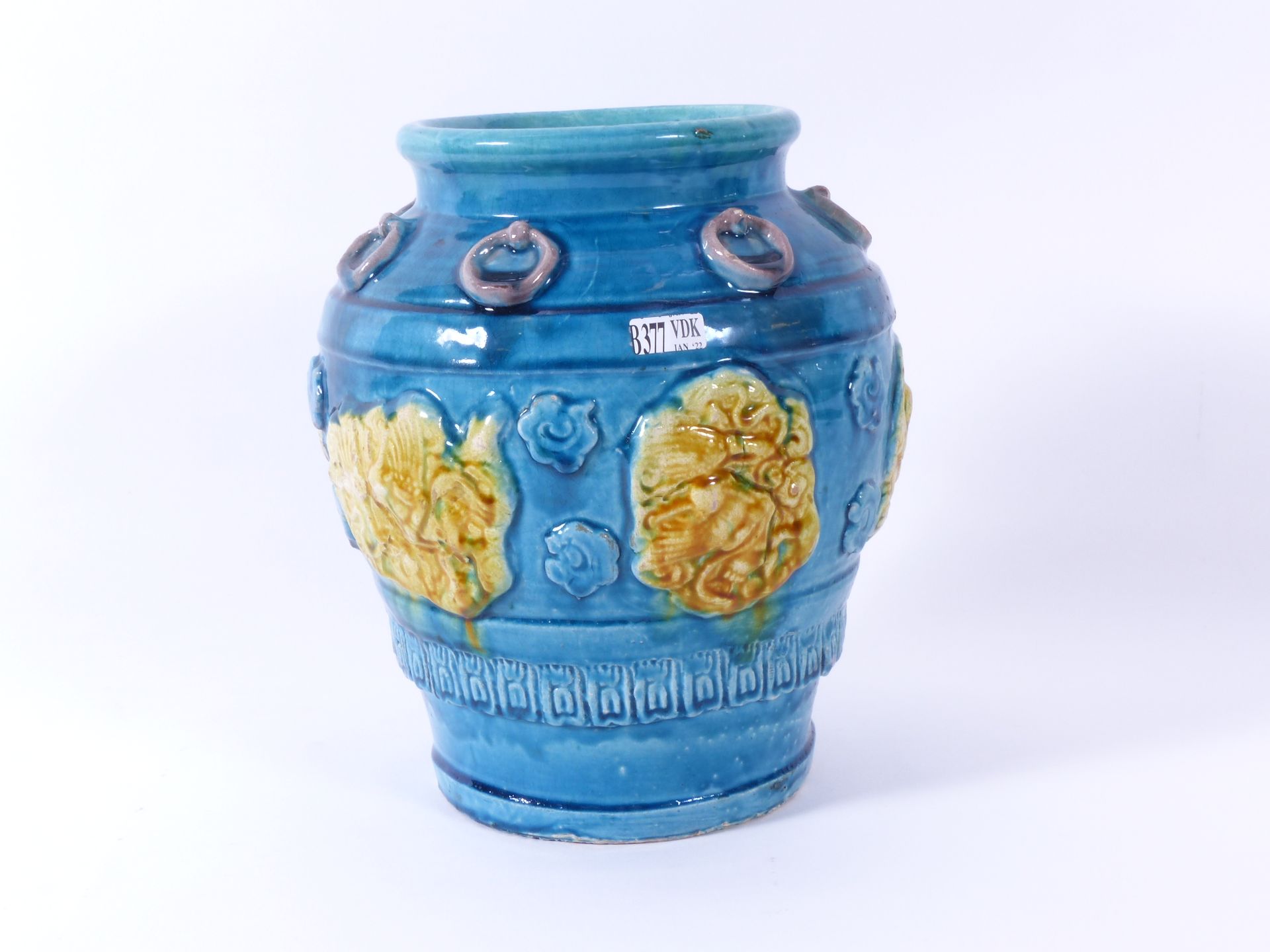 Null Bauchige Vase aus polychromem chinesischem Steingut mit blauer und gelber G&hellip;