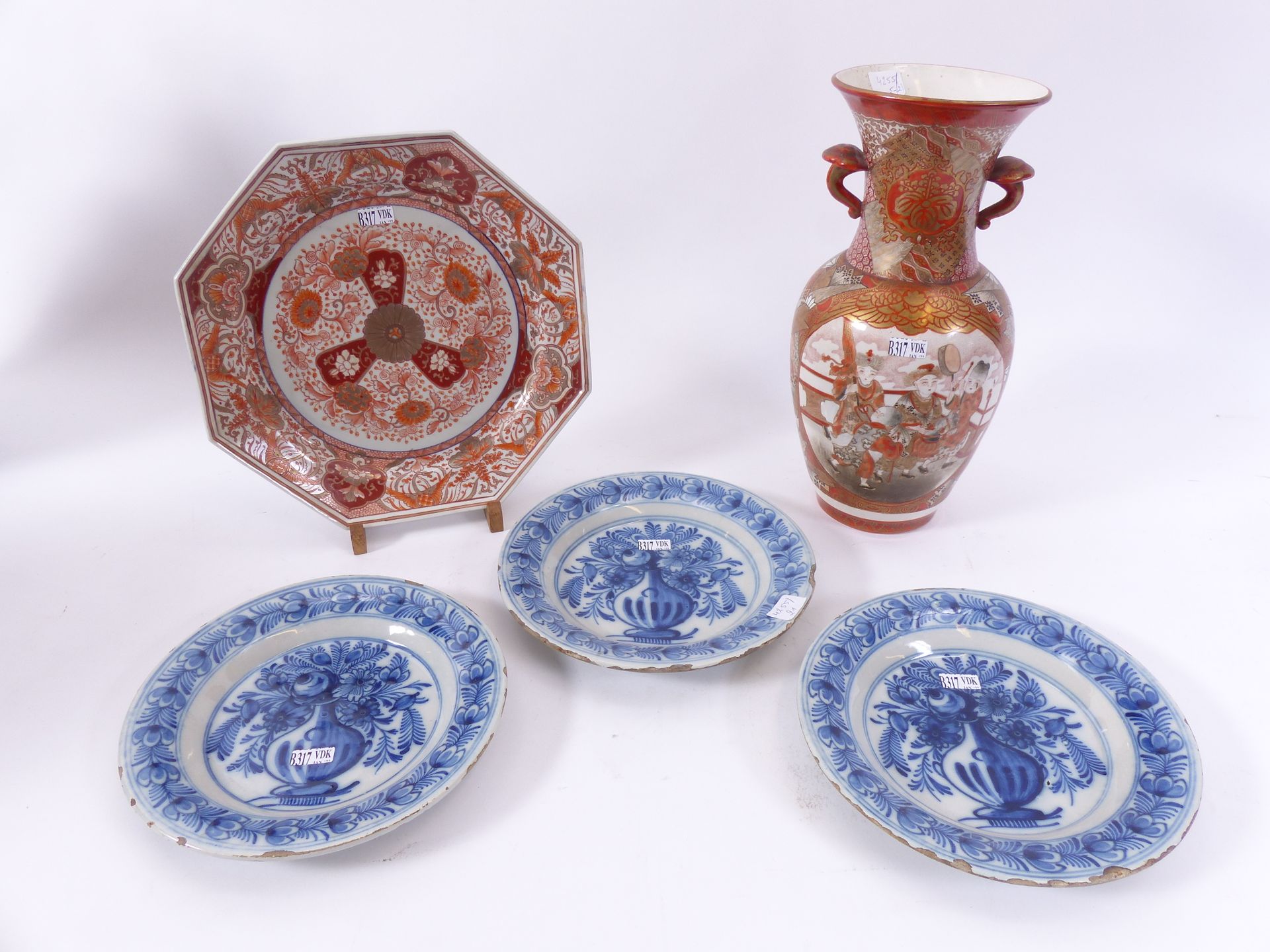 Null 日本瓷器六边形盘子。年代：19世纪。3个代尔夫特蓝陶盘。年代：18世纪。附有一个带2个把手的花瓶。