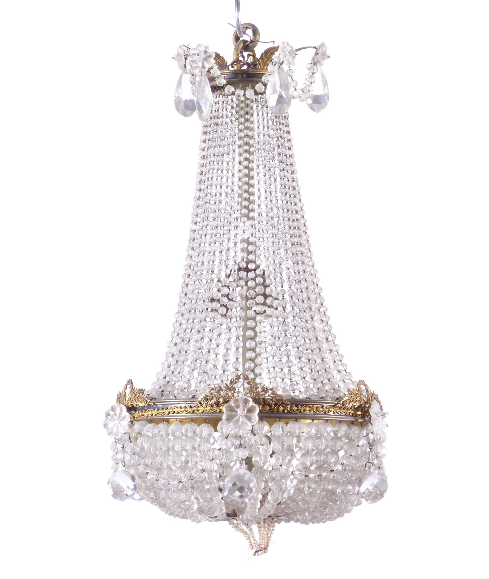 Null 一盏被称为 "Sac à perles "的路易十六风格的小型木制吊灯，带有无色水晶吊坠。高：+/-51厘米。