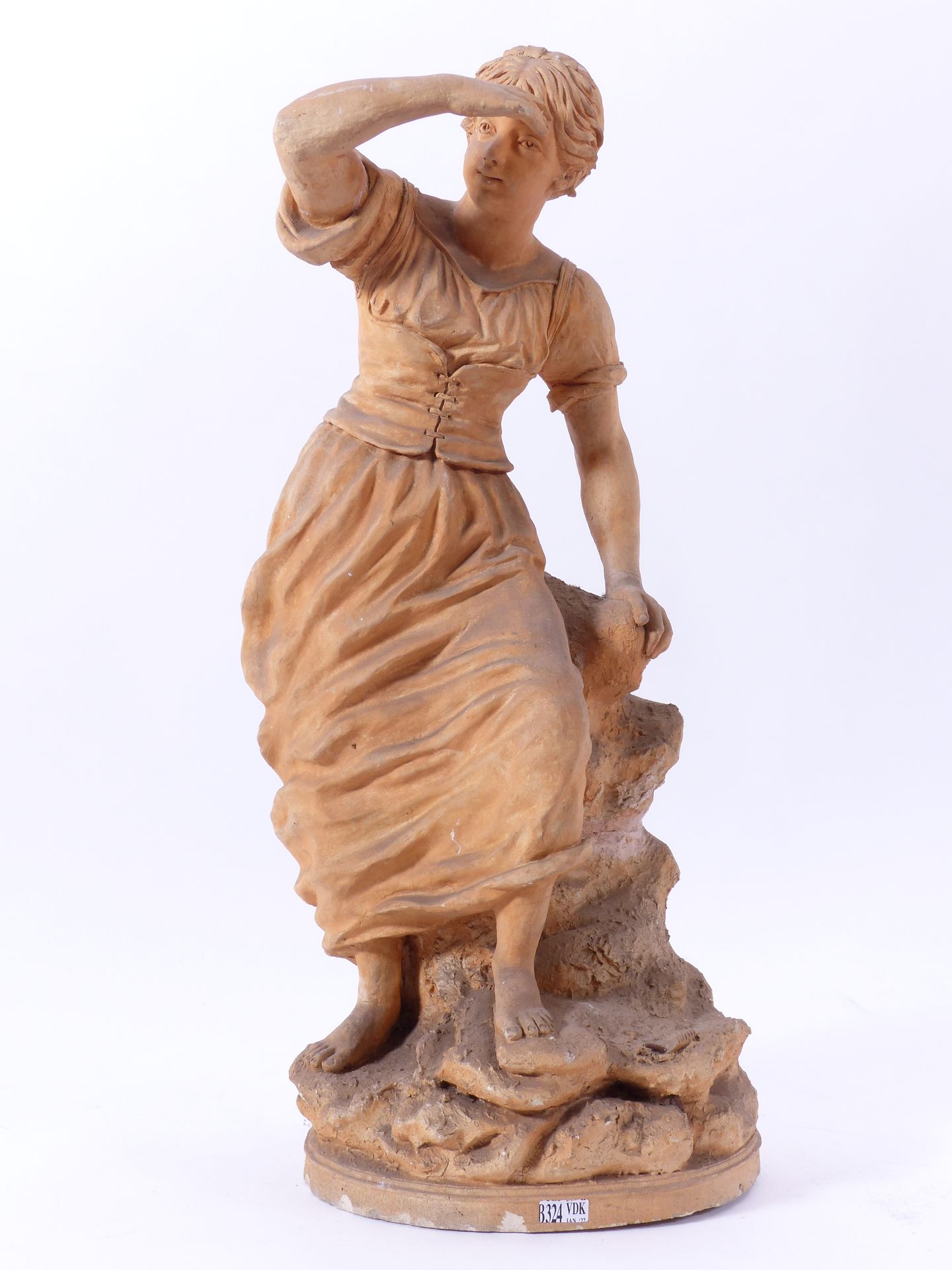 Null Sculpture en terre cuite "Femme de pêcheur". Signé. H: 61 cm.