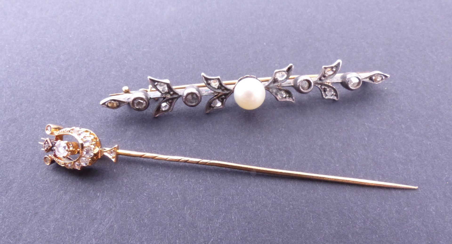 Null 玫瑰金胸针和一枚镶嵌着玫瑰切割钻石的银色和黄金胸针。重量：+/-8.6克。