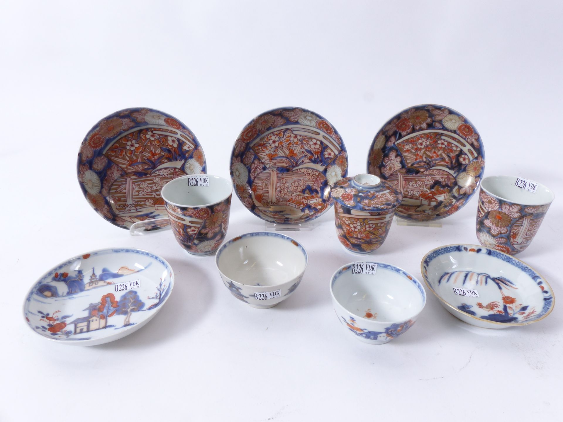 Null 2个罐子和碟子以及3个大罐子和碟子，中国伊玛瑞装饰 18世纪 (*)