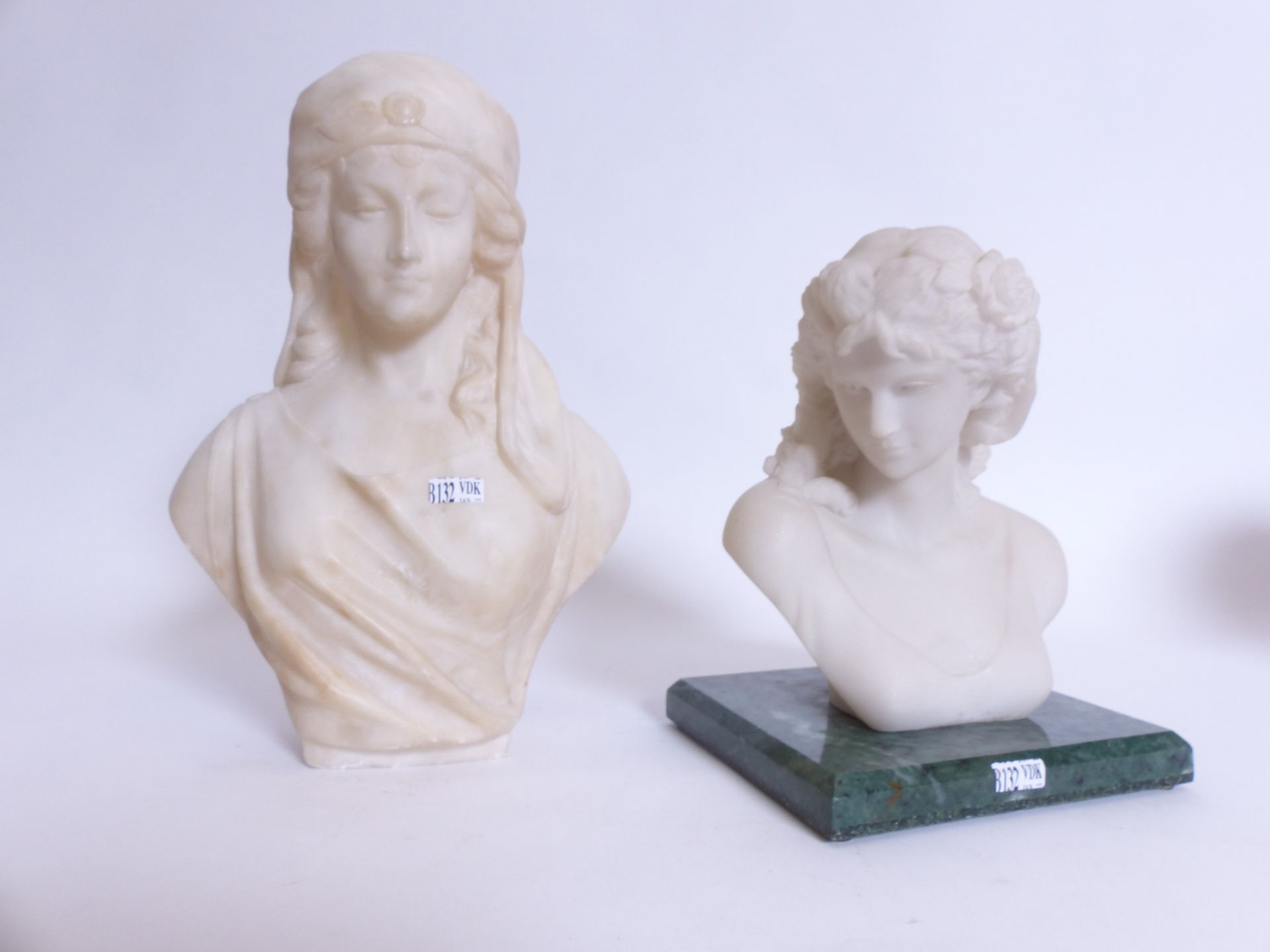 Null Two busts of "Woman" sculpture in marble. One is signed Pugi. H: 33 cm and &hellip;