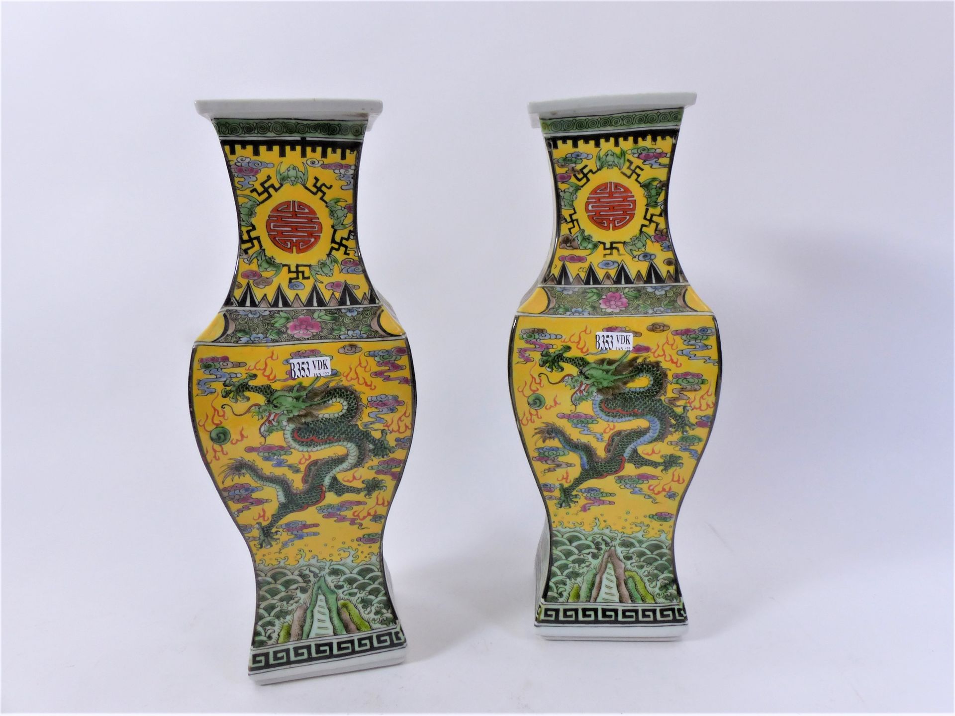 Null Paire de vases à section carrée en porcelaine polychrome de Chine. H: 40 cm&hellip;