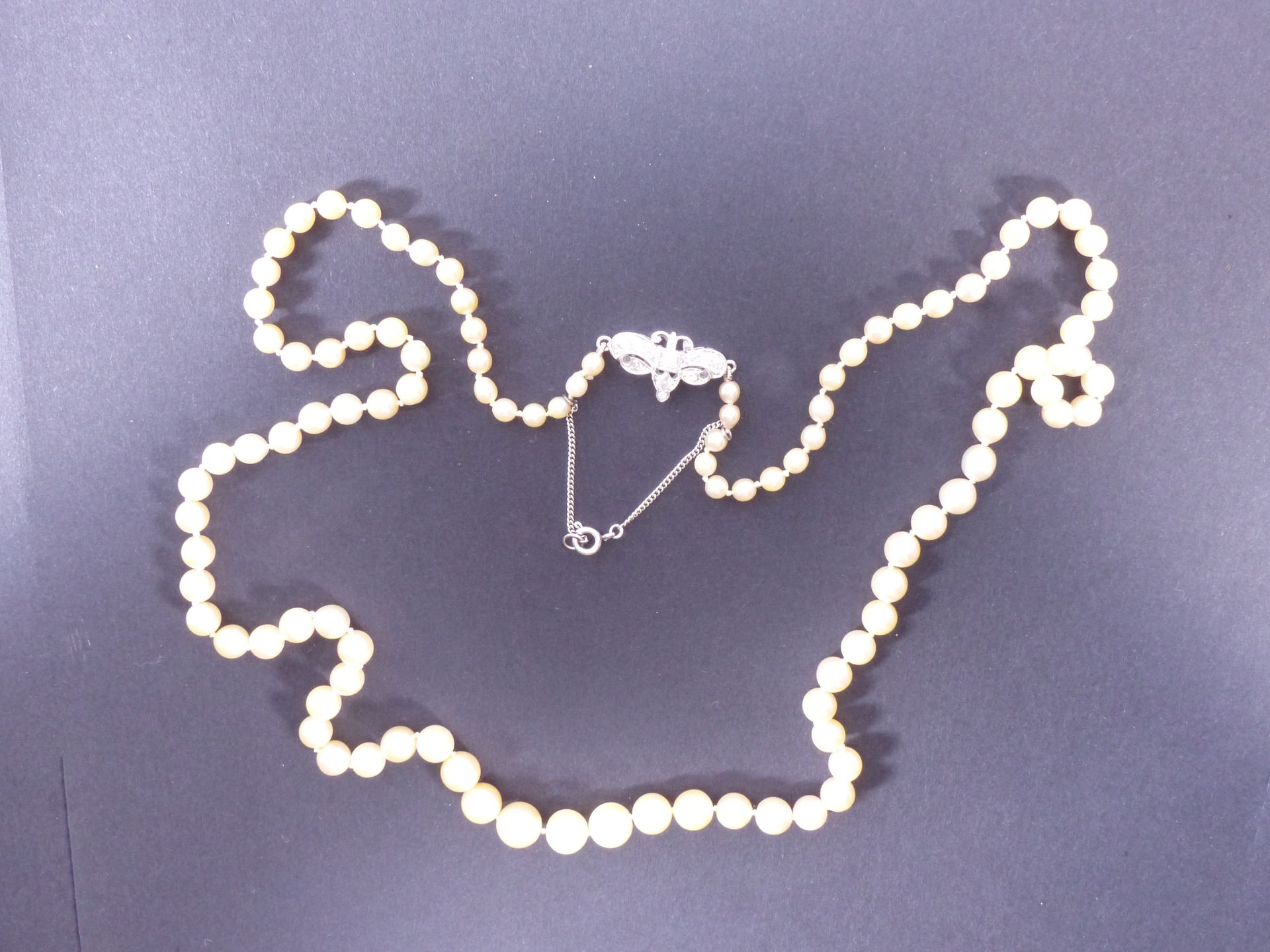 Null 分级珍珠项链，铂金搭扣，镶嵌老式切割钻石。长：65厘米。
