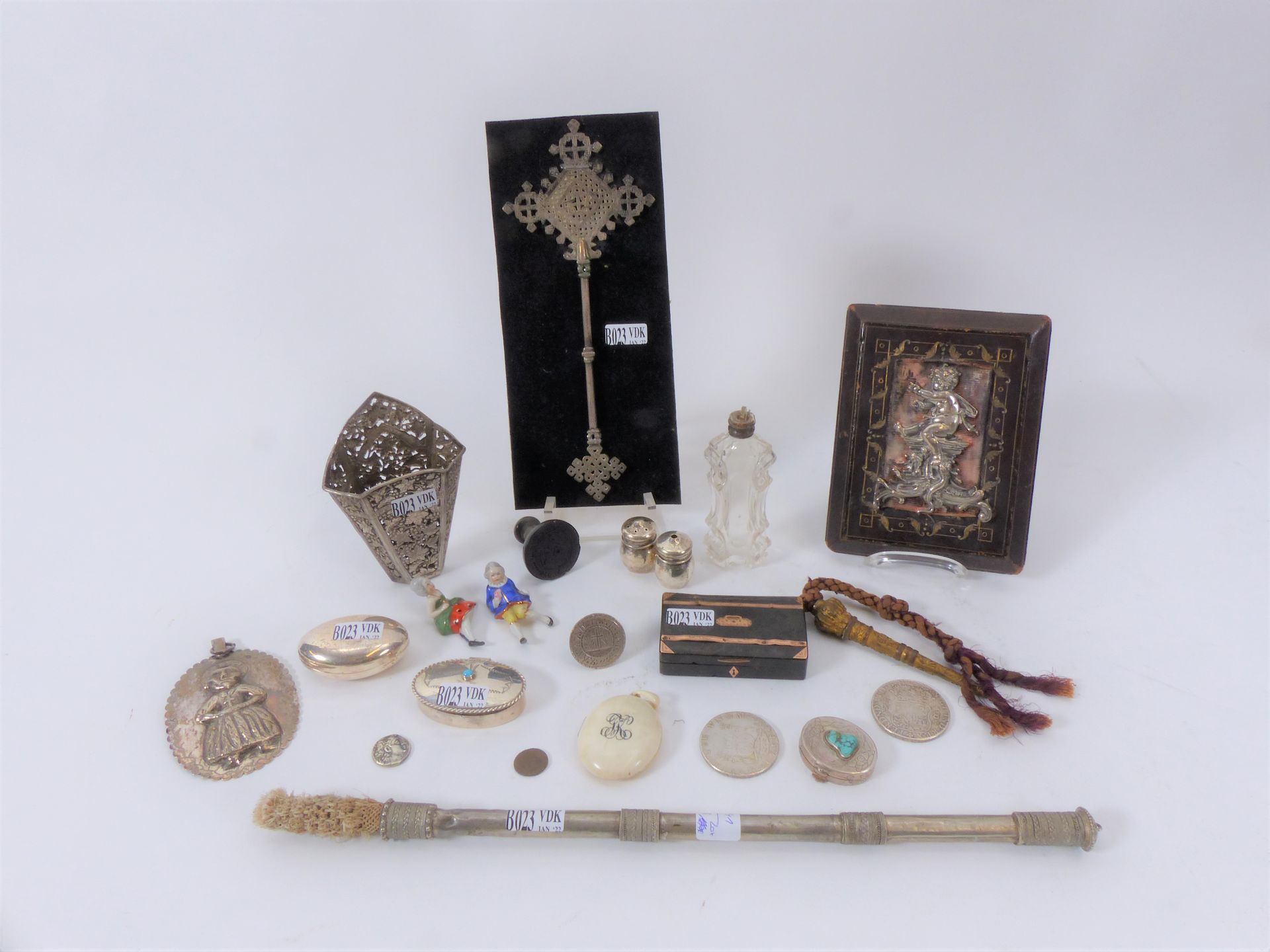 Null Un lot d'une vingtaine d'objets de vitrine en argent, cuivre doré etc. Epoq&hellip;