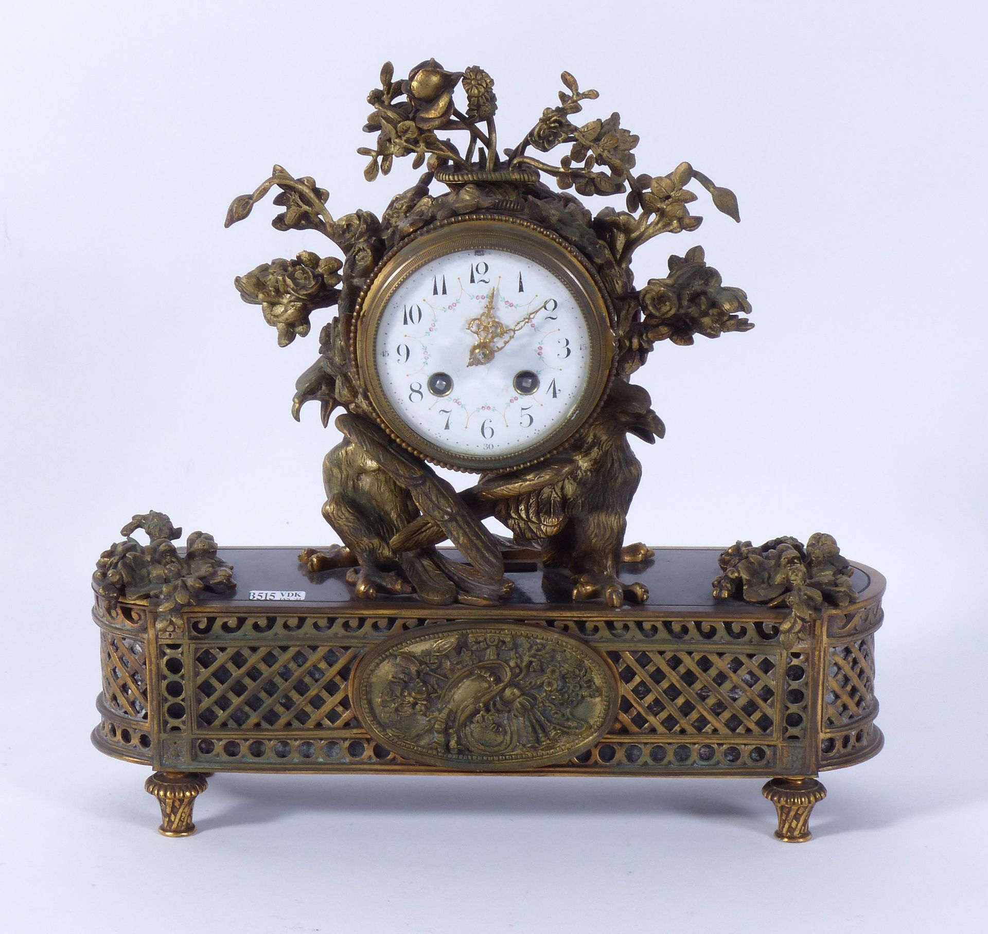 Null Reloj de bronce dorado de estilo Luis XVI con una esfera sostenida por dos &hellip;