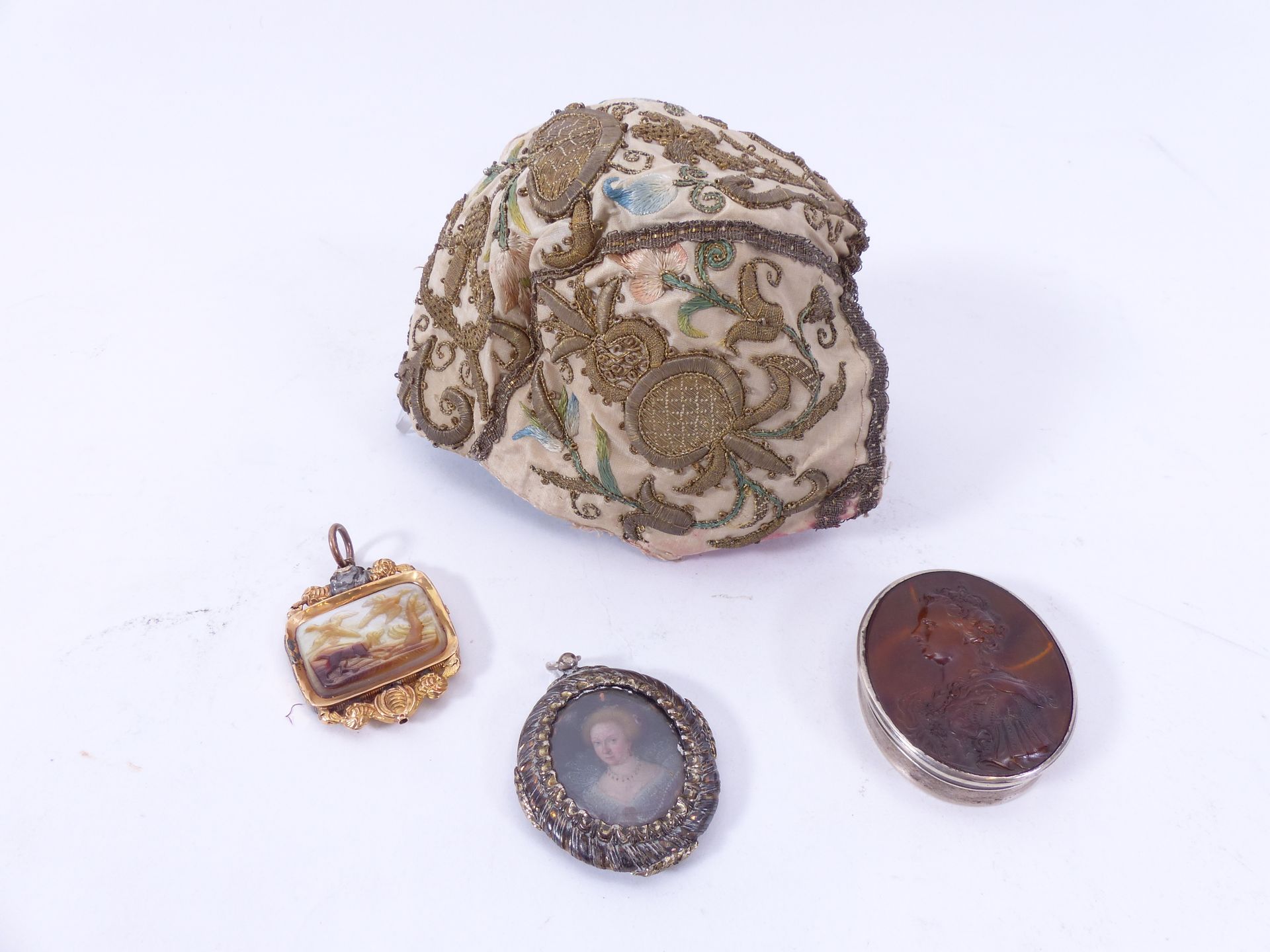 Null Un lot comprenant une coiffe d'enfant en soie XVIIIème, une miniature angla&hellip;