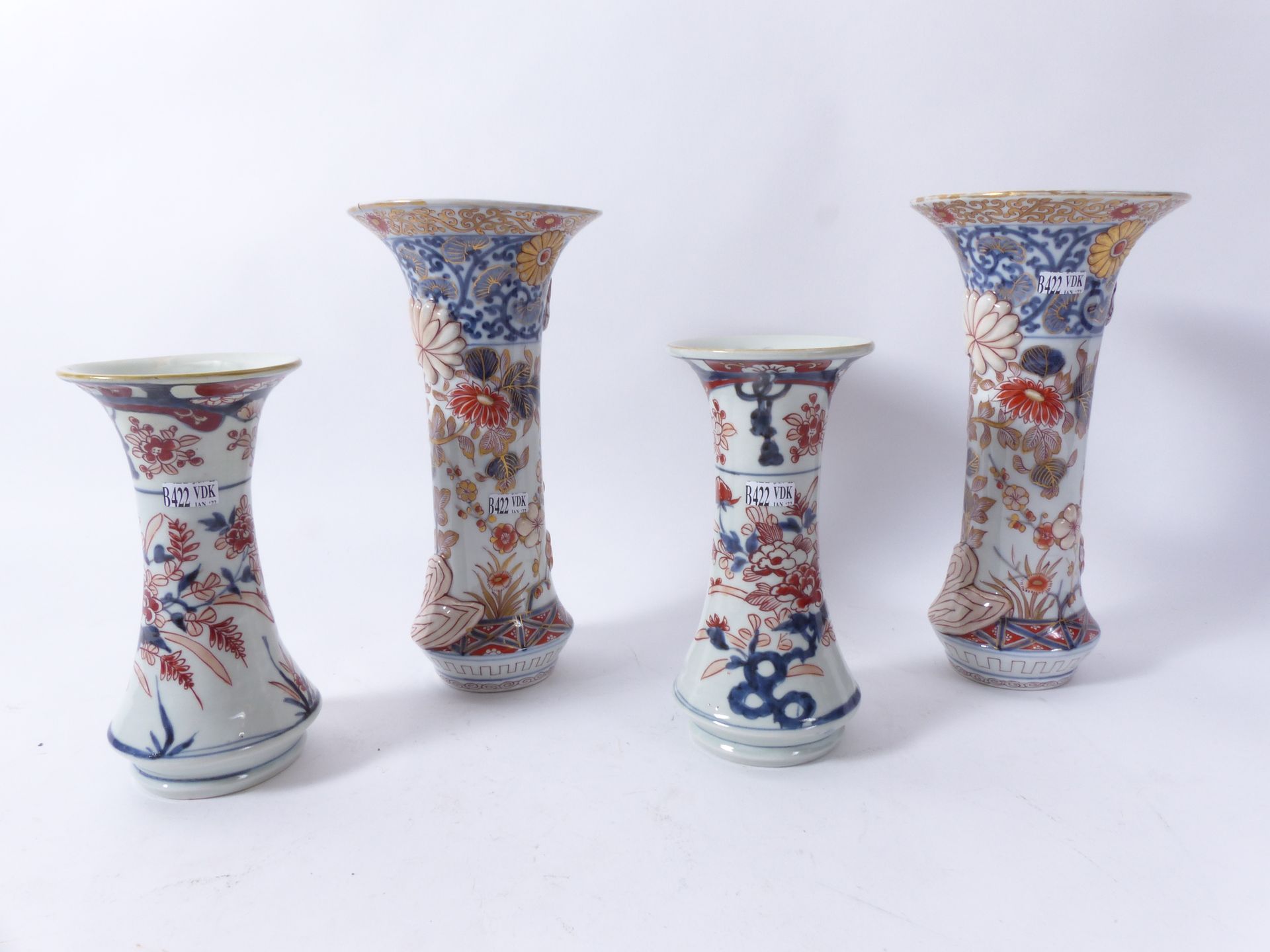 Null Zwei Paare von Hornvasen aus Imari-Porzellan aus Japan. Epoche: 18. Jahrhun&hellip;