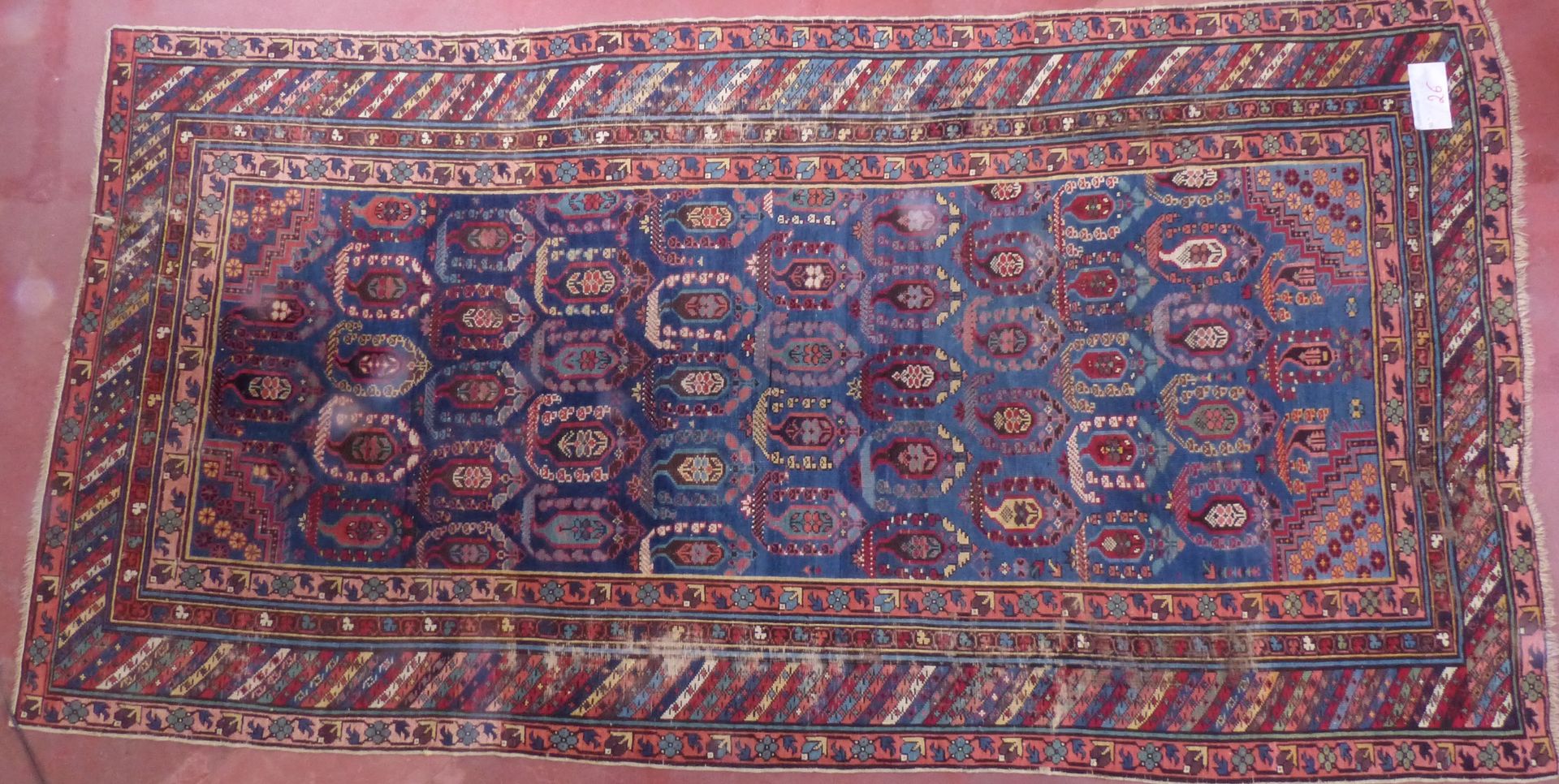 Null Großer Kasak-Teppich aus Wolle. (Abnutzungen). Größe: 320x156 cm.