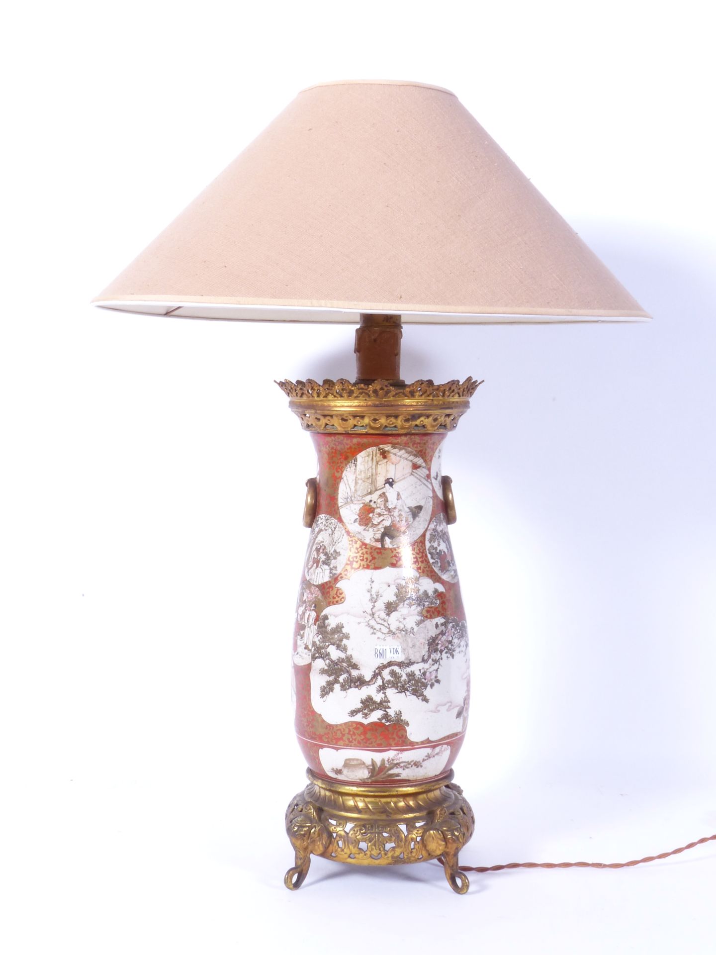 Null Une lampe en faïence polychrome de Satsuma . H: 70 cm.