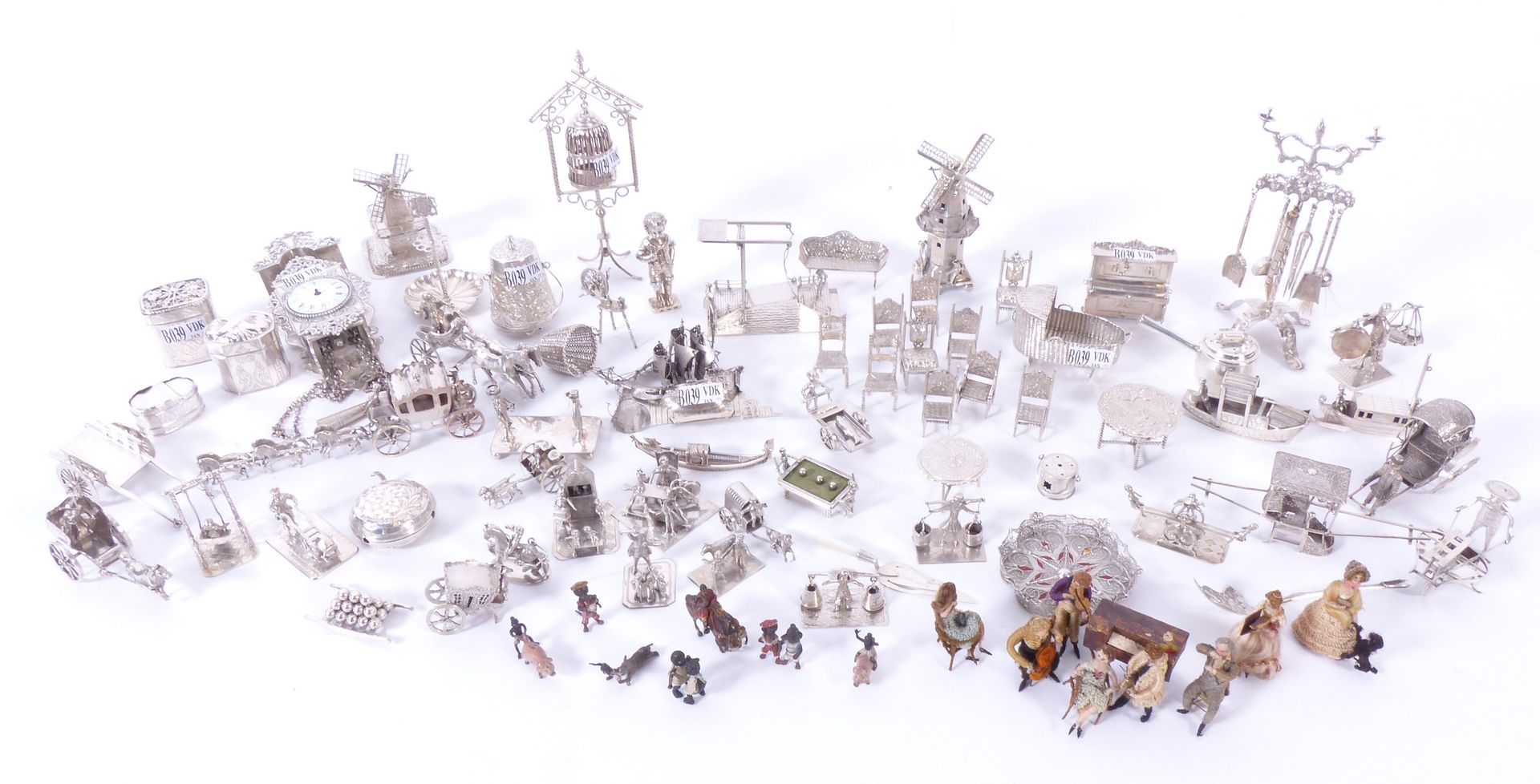 Null Ensemble/ Sammlung von +/- 55 Miniatur-Silberwaren, "Chaises", "Personnages&hellip;