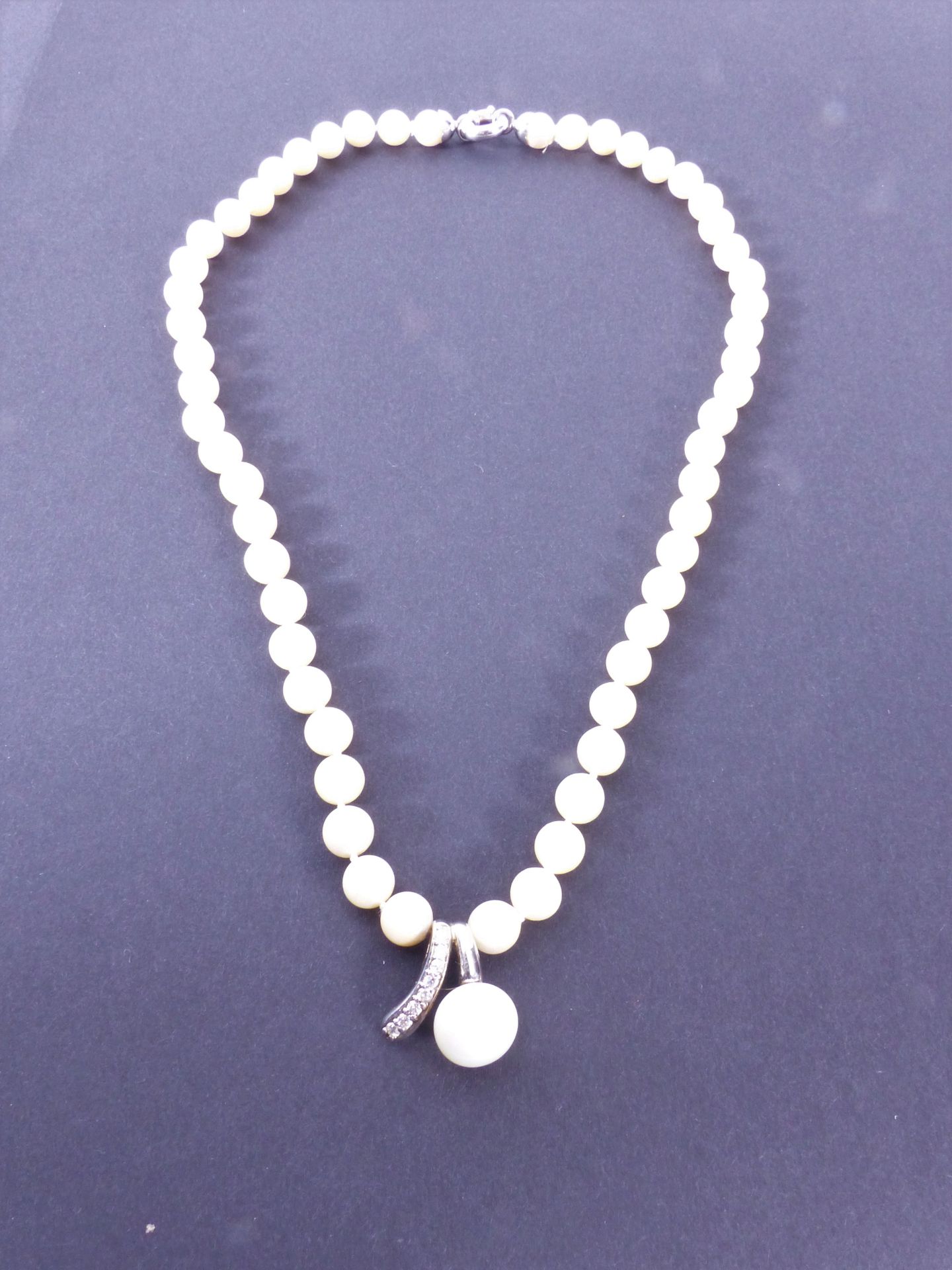 Null Necklace in cultured pearls with silver setting 925/1000th.