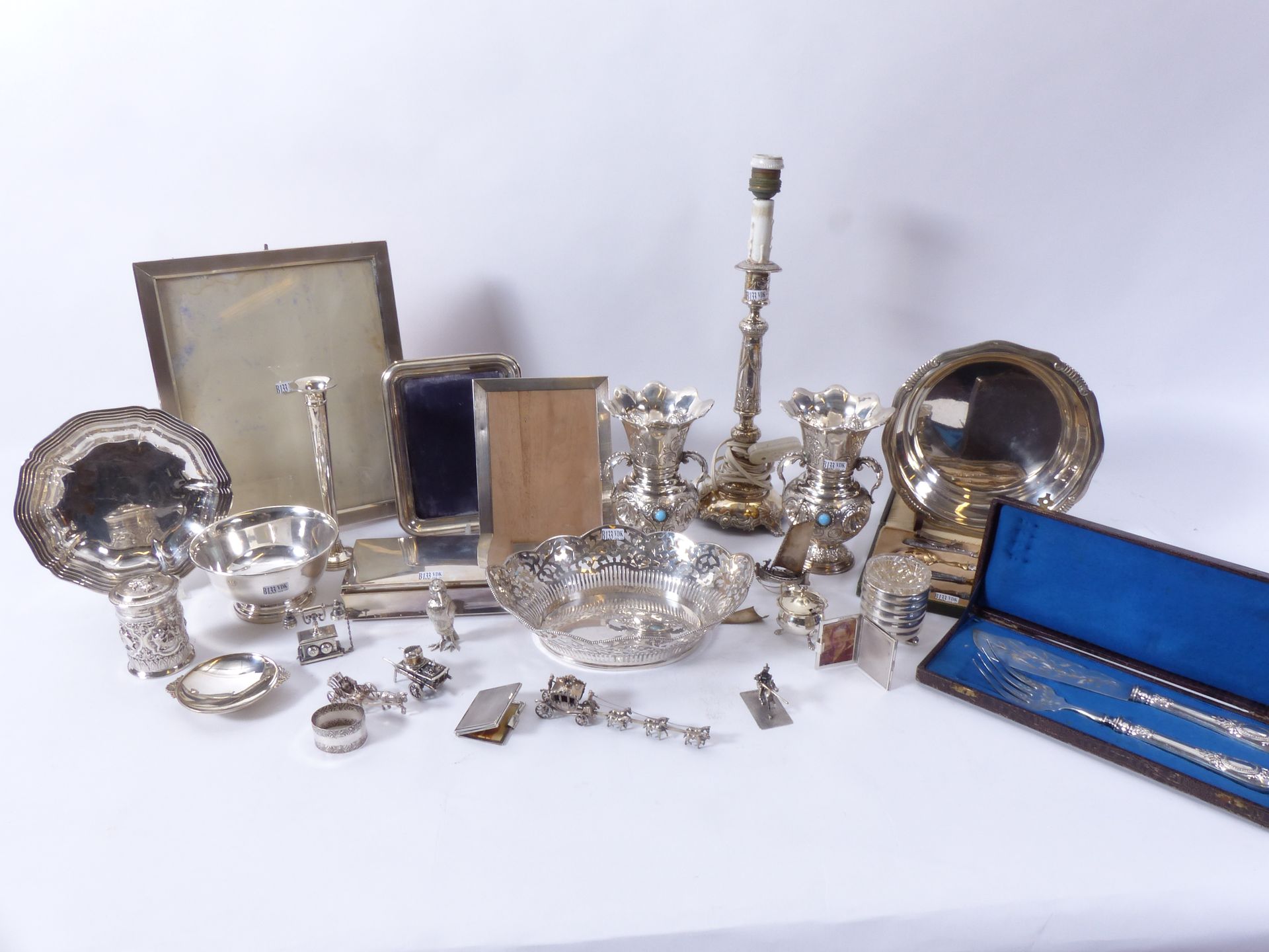 Null Important lot of silverware (frames, vases, miniatures...) Weight: + of 300&hellip;
