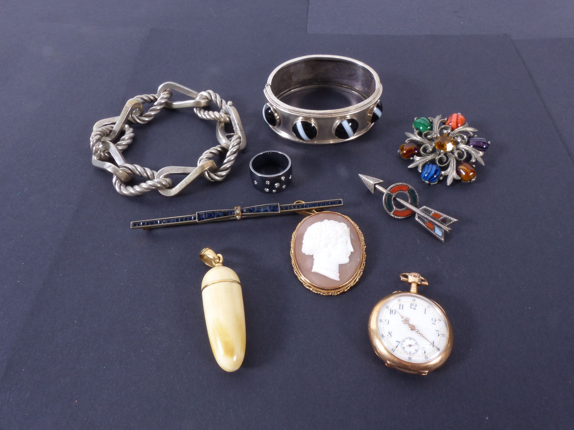 Null 一套9件珠宝，包括2个短裙胸针，一个浮雕胸针与镀金银安装，2个手镯和一个胸针。包括一个象牙和黄金吊坠，一个镶有钻石的蓝钢戒指和一个18克拉的黄金格子表&hellip;