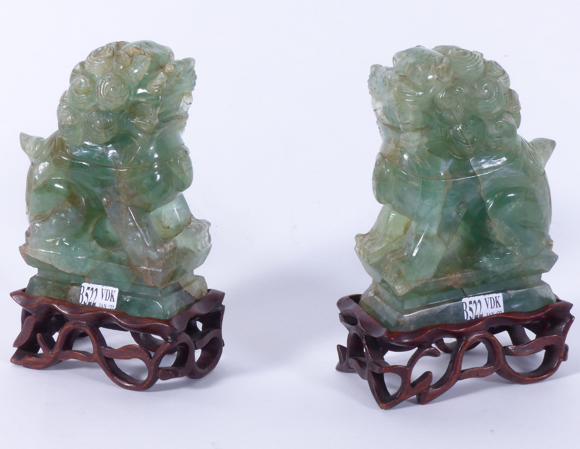 Null Paire de "Chiens de Fô" en quartz vert sculpté. Reposant sur des socles en &hellip;