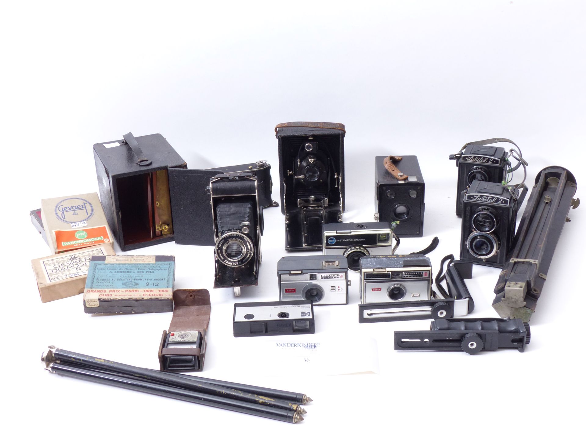 Null A dozen cameras of various marks of which Kodak, Lubitel,... A series of ph&hellip;