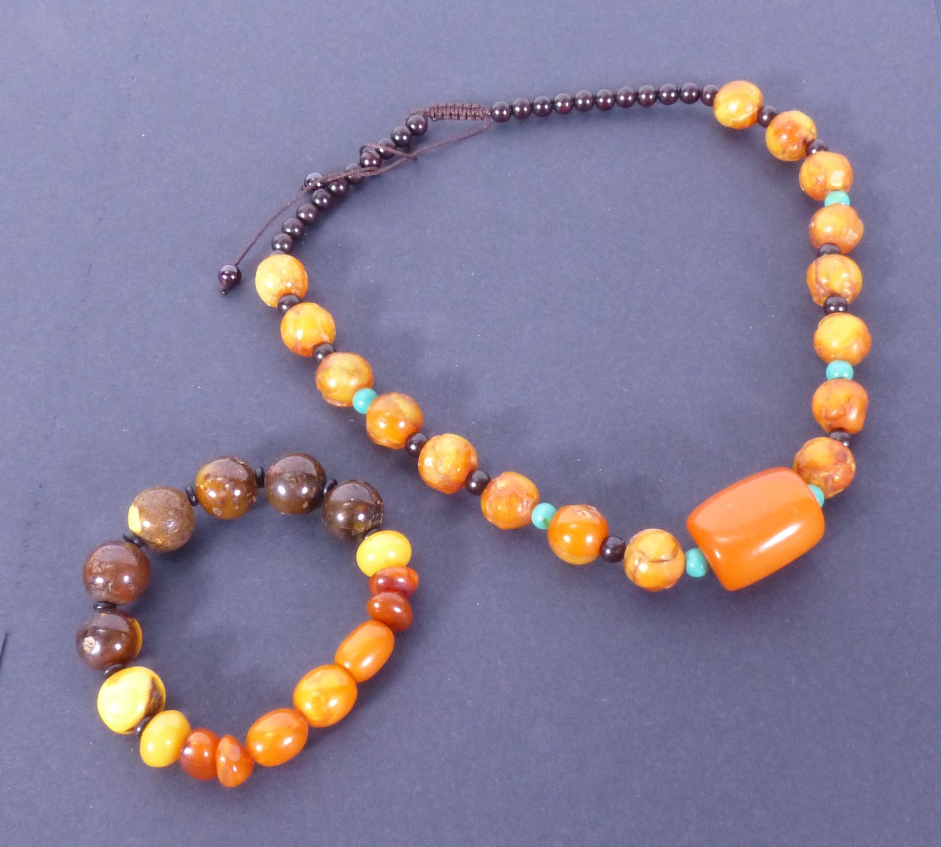 Null Necklace and bracelet in amber and turquoise.