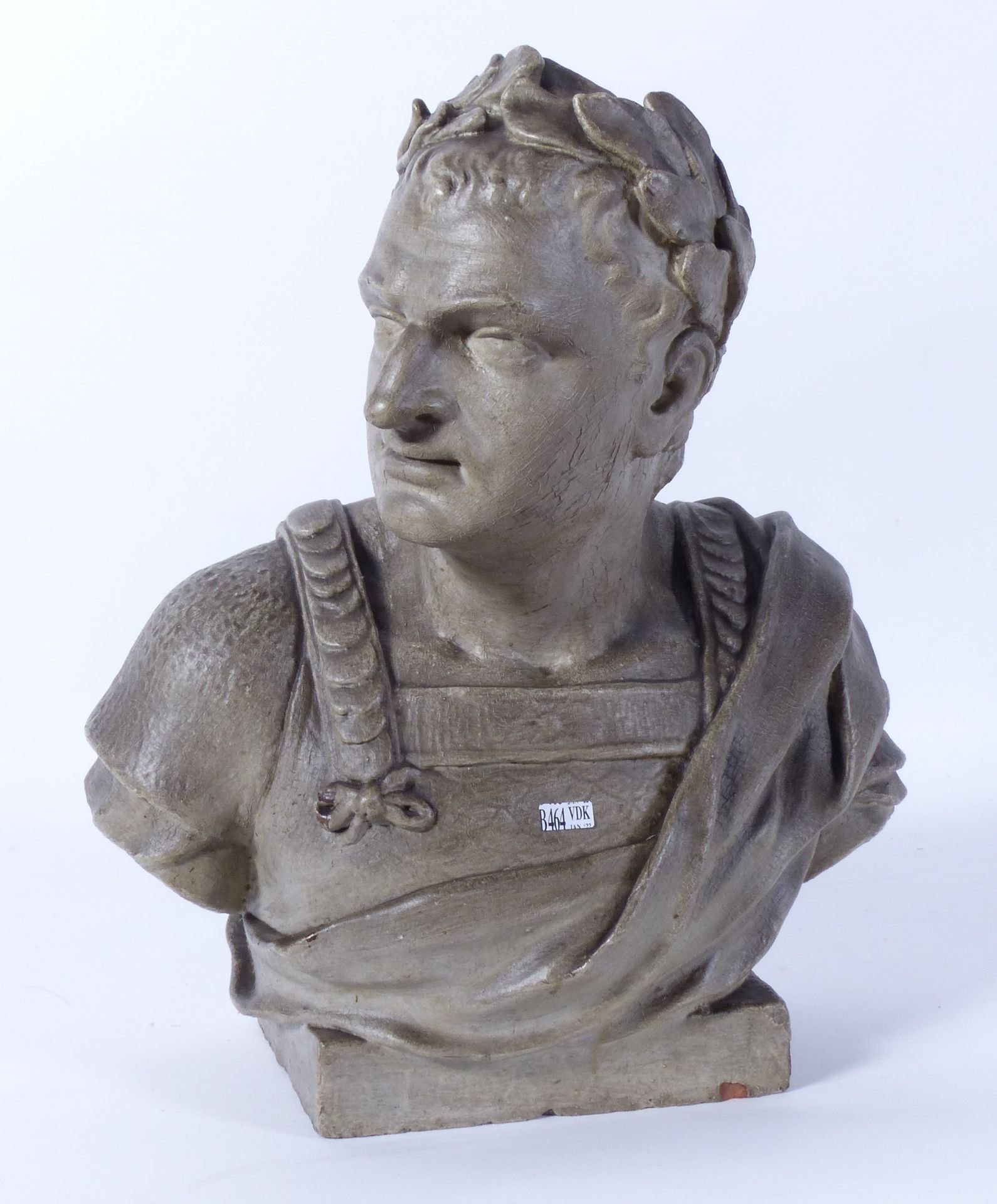 Null "罗马皇帝的半身雕像"，陶土质地，有银色光泽。年代：19世纪。高度：47厘米。