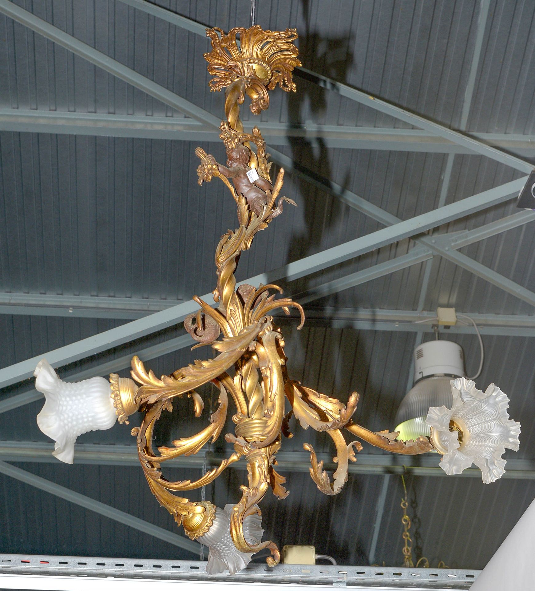 Null 一盏路易十五风格的木制吊灯，装饰有 "Putti - 美人鱼 "的三条光臂。高：+/-92厘米。