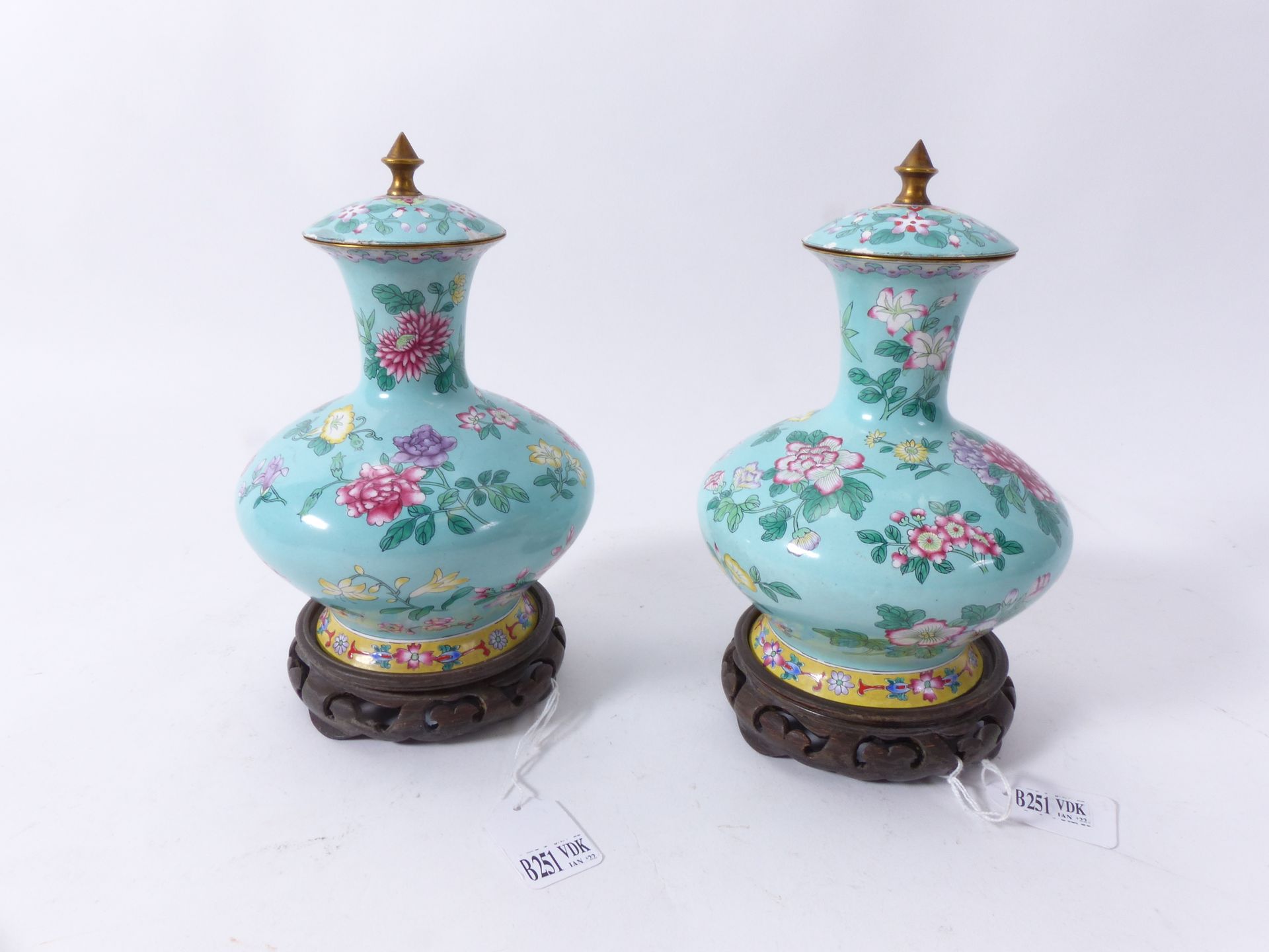 Null Ein Paar gedeckter, bauchiger Vasen aus emailliertem Kupfer mit Foraldekor.&hellip;